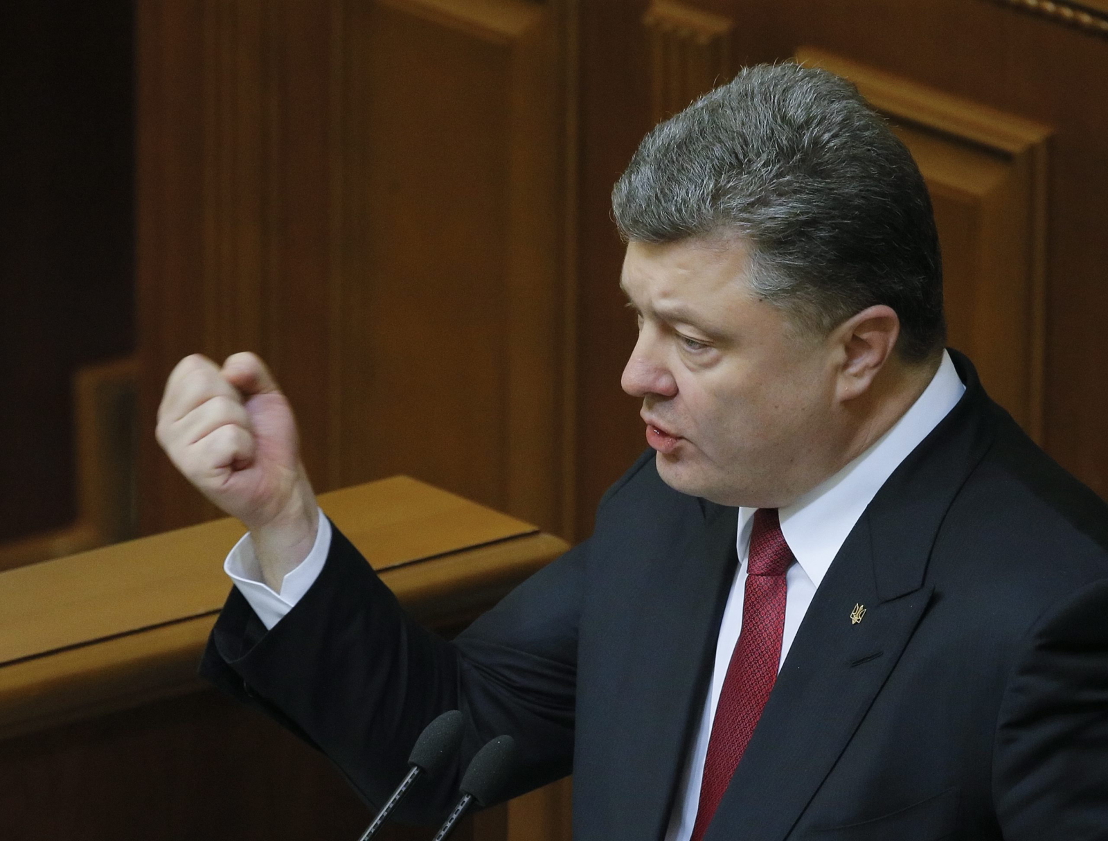 W środę, na dzień przed pierwszym powyborczym posiedzeniem Rady Najwyższej i powtórnym powołaniem Arsenija Jaceniuka na premiera, to administracji prezydenta Petra Poroszenki przyszedł ambasador Rosji Michaił Zurabow. Poroszenko spotykał się właśnie z nowo wybranymi posłami swojej partii. Przerwał je, by spotkać się z dyplomatą. Ten miał go przekonać do rozmowy telefonicznej z Władimirem Putinem. Prezydenci oraz ludzie z ich najbliższego otoczenia nie rozmawiali od tygodnia. Tak długie przerwy do tej pory rzadko się zdarzały. Według niektórych mediów, choćby zazwyczaj dobrze poinformowanego portalu TheInsider.ua, Putin miał zagrozić Poroszence wznowieniem ofensywy, jeśli ten nie uzna niepodległości Donieckiej i Ługańskiej Republik Ludowych oraz nie zrezygnuje oficjalnie z wejścia swojego kraju do NATO i UE. Te informacje zostały później zdementowane przez służby prasowe szefów obu państw.