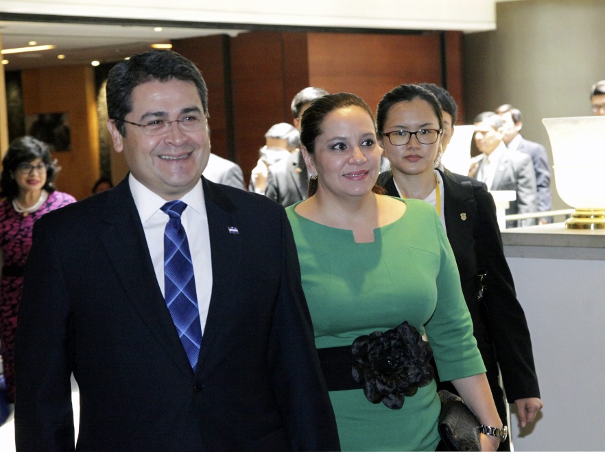 Juan Orlando Hernandez Alvarado i Ana Rosalinda Garcia Hernandez