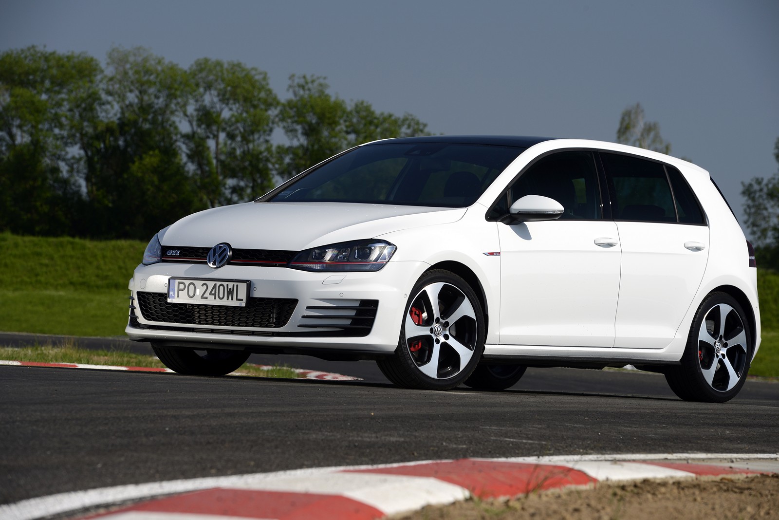 Golf GTI Performance ma skonstruowaną specjalnie dla niego blokadą mechanizmu różnicowego przedniej osi. Pakiet Performance to także mocniejszy układ hamulcowy z wentylowanymi tarczami wszystkich czterech kół.
