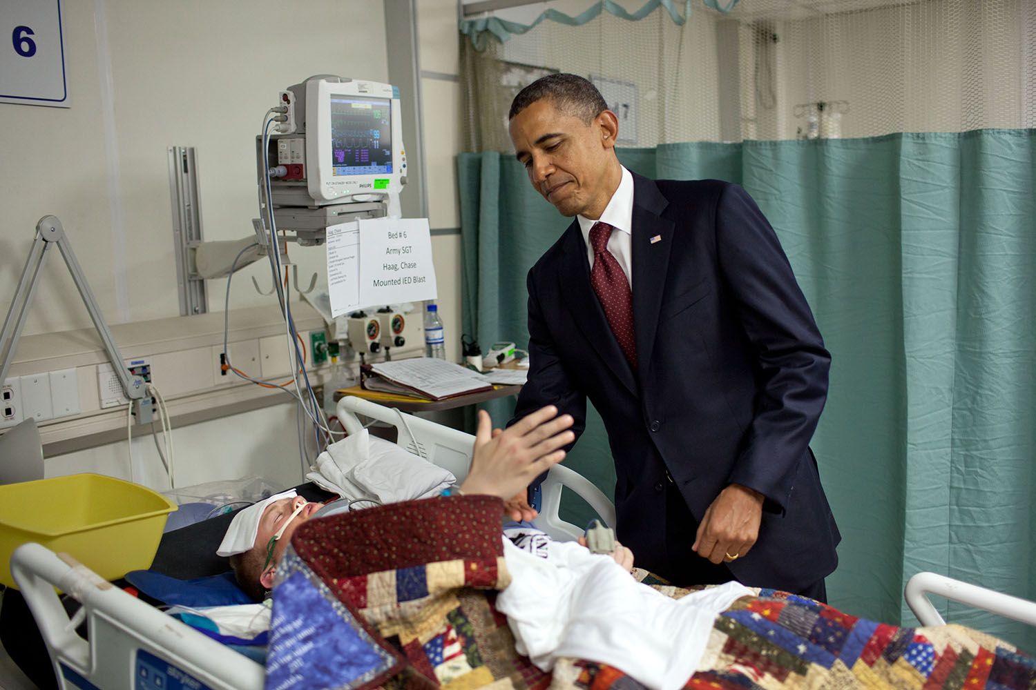 1 maja 2012 roku, baza lotnicza Bagram w Afganistanie. To były jedne z najtrudniejszych spotkań jego prezydentury. Obama rozmawiał z żołnierzami w wojskowym szpitalu. Sierżant Chase Haag został ranny zaledwie kilka godzin wcześniej w zasadzce, w wybuchu miny-pułapki