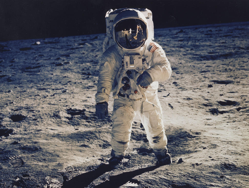 Wyścig między Rosją, a USA trwa. Pierwszy na księżycu staje w 1969 w czasie misji Apollo 11 Neil Armstrong