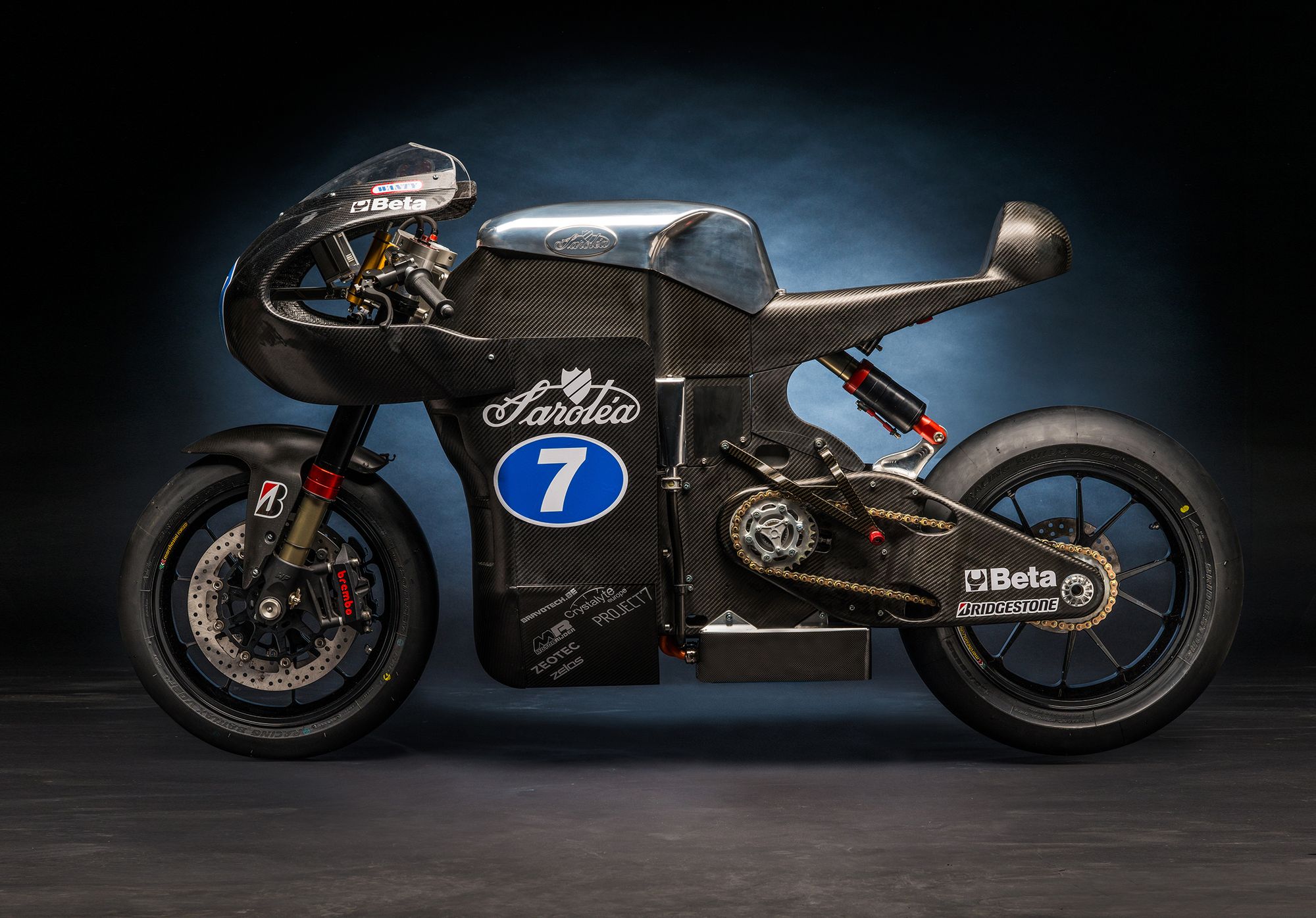 Sarolea SP7 to nowy motocykl… elektryczny. Pojazd został zbudowany na ramie z włókna węglowego i jest wyposażony w silnik o strumieniu osiowym całkowicie zasilany akumulatorem. Maszyna została pokazana po raz pierwszy na belgijskim torze Mettet podczas zawodów Speed Trophy.