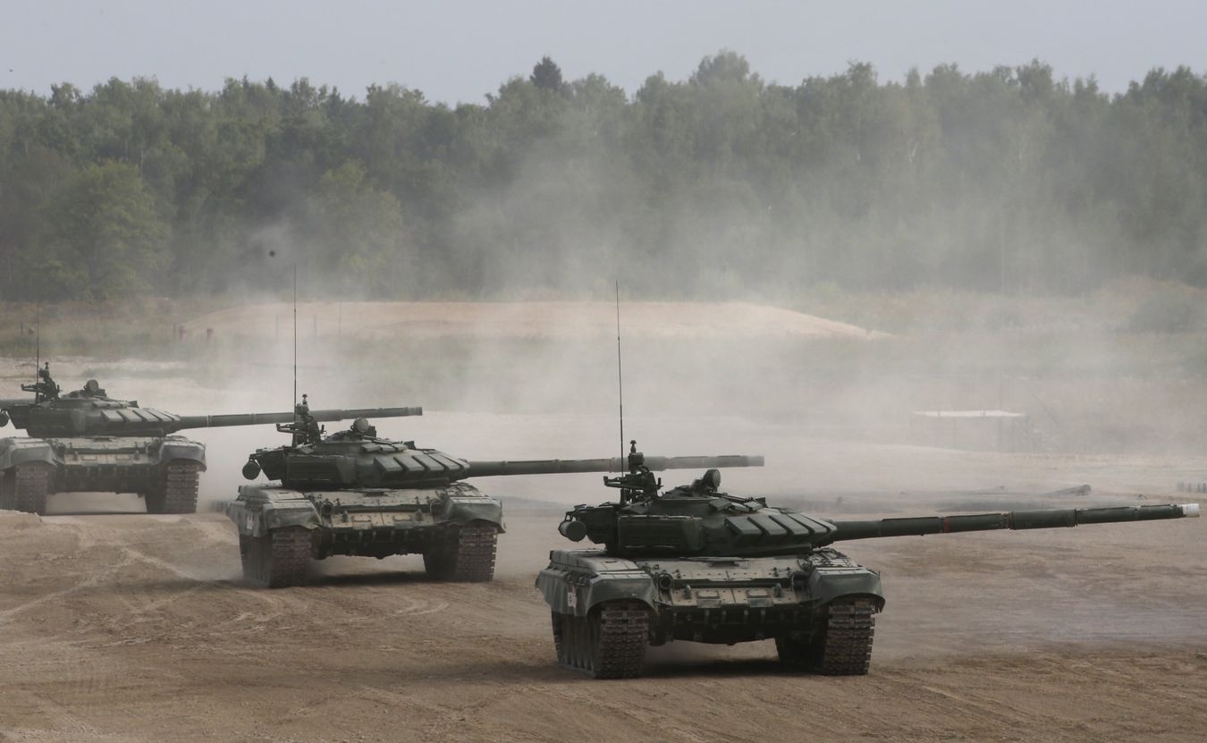 Rosyjskie czołgi T-90 na prezentują swoje możliwości na poligonie pod Moskwą.