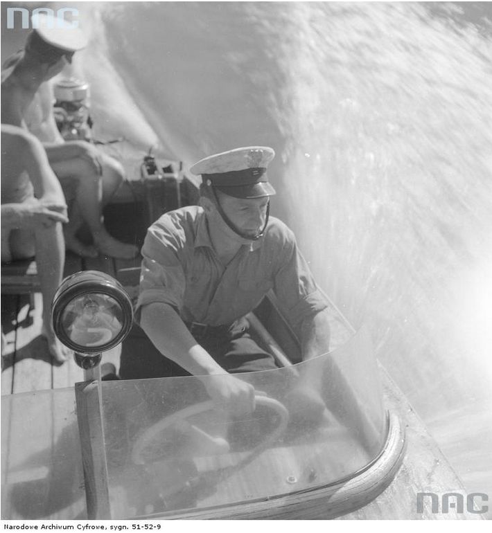 Wodny patrol Milicji Obywatelskiej
