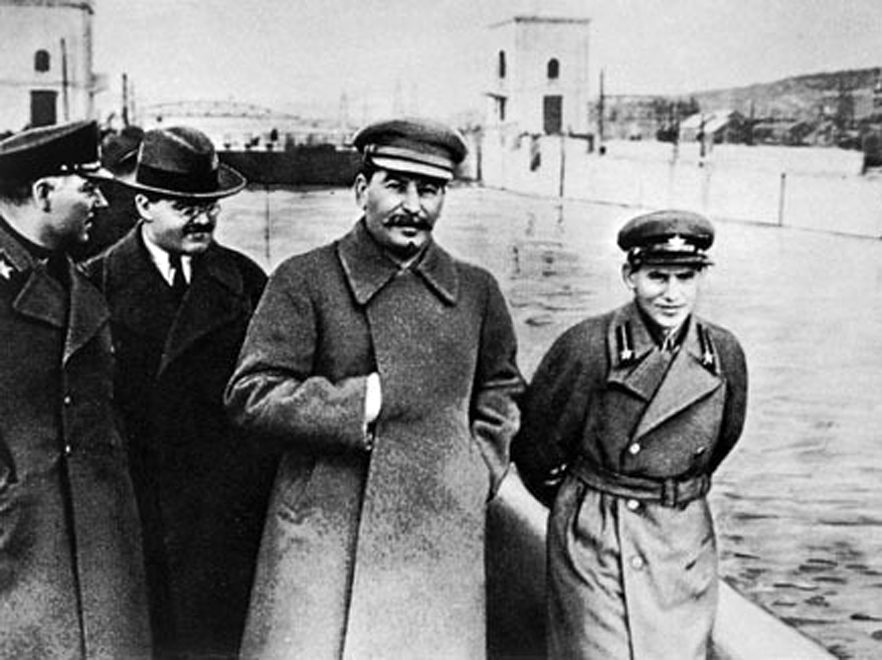 Stalin z Woroszyłowem, Mołotowem i Jeżowem na przystani Kanału Moskiewskiego.