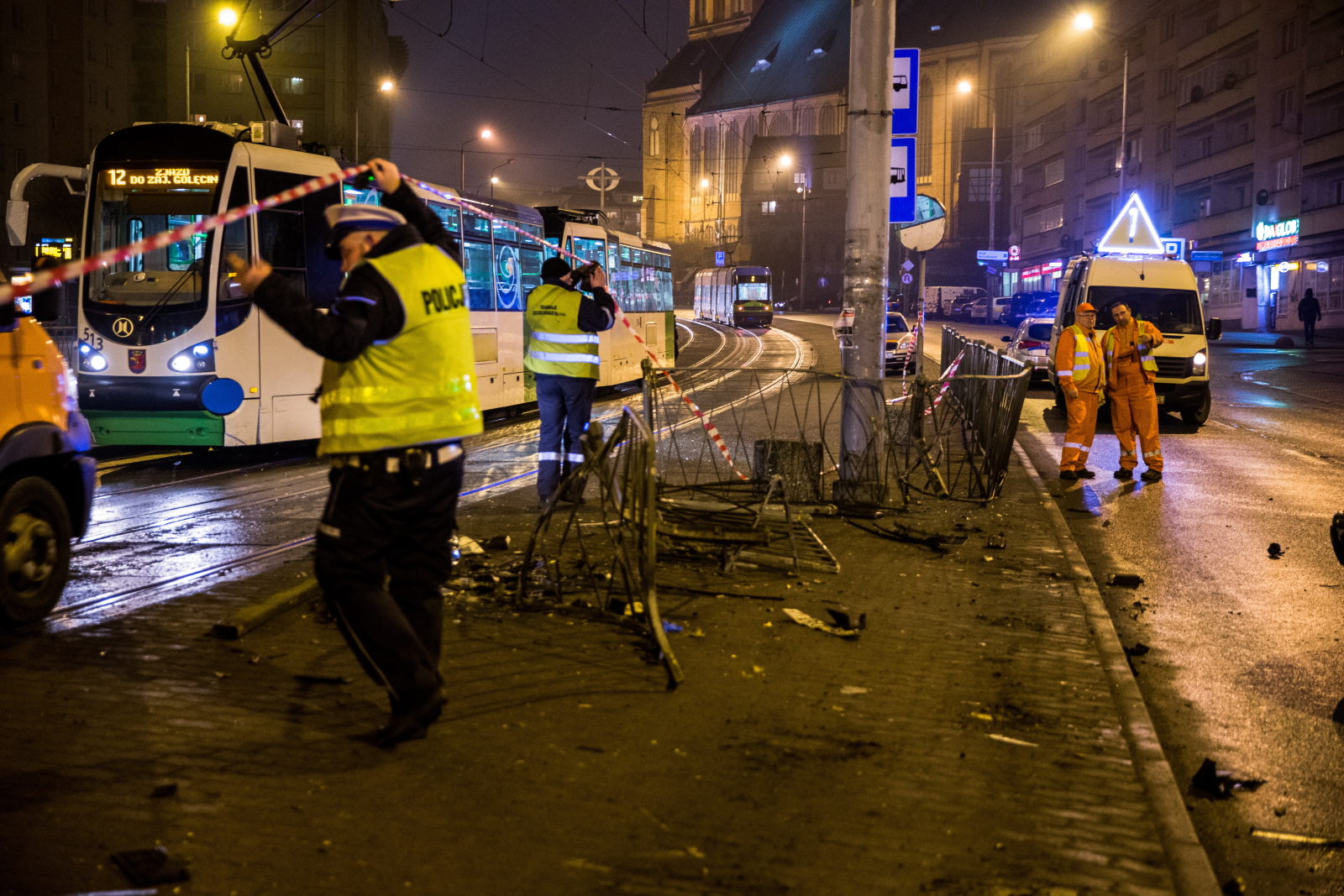 SZCZECIN. SAMOCHÓD UDERZYŁ W PRZYSTANEK