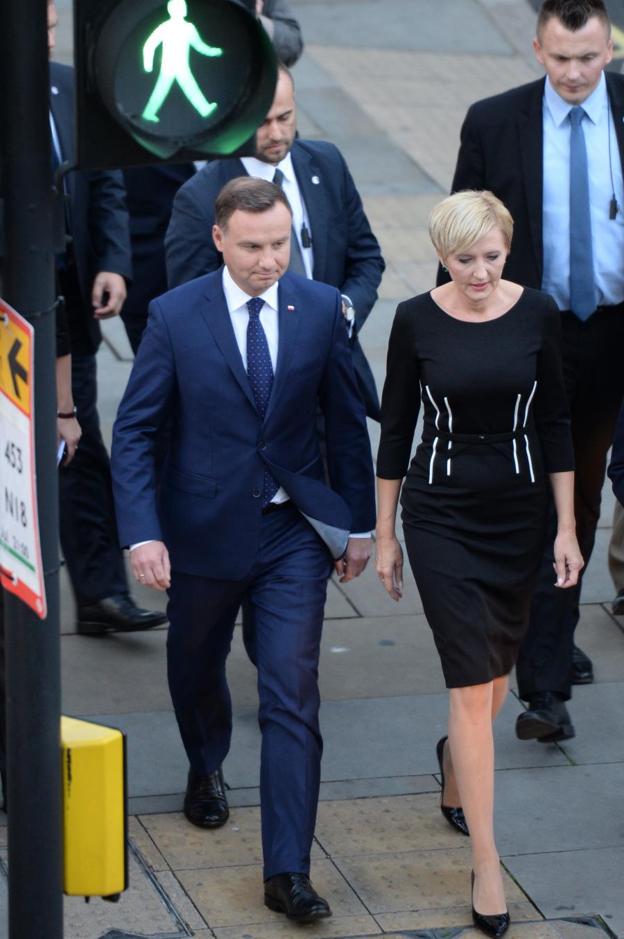 Prezydent Andrzej Duda (L) z żoną Agata Kornhauser-Dudą (P) w drodze na spotkanie z przedstawicielami młodej polskiej emigracji w ambasadzie RP w Londynie.
