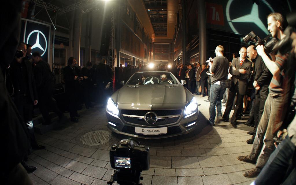 Nowością na Motor-Show był także niedawno wprowadzony na rynek SL. Roadster. To pierwszy Mercedes-Benz z w pełni aluminiowym nadwoziem. Przednia ściana jest obecnie największym odlewem aluminiowym, wykonywanym w wielkoseryjnej produkcji nadwozia samochodowego. Auto posiada ponadto innowacyjny układ czyszczenia przedniej szyby MAGIC VISION CONTROL, dostarczający płyn bezpośrednio do piór wycieraczek, zależnie od kierunku ich ruchu. Unikalny jest także system nagłośnienia FrontBass firmy Harman Kardan. Moc ośmiocylindrowych silników 537 KM lub 564 KM przy masie własnej równej 1845 kg zapewnia sportowe wrażenia z jazdy. Ciekawostką jest, że AMG na swoje 45-lecie wyprodukuje w tym roku specjalny rocznicowy model SL, w ilości zaledwie 45 sztuk, o 12 cylindrach, 630 KM oraz przyspieszeniu do 100 km w 4 sekundy