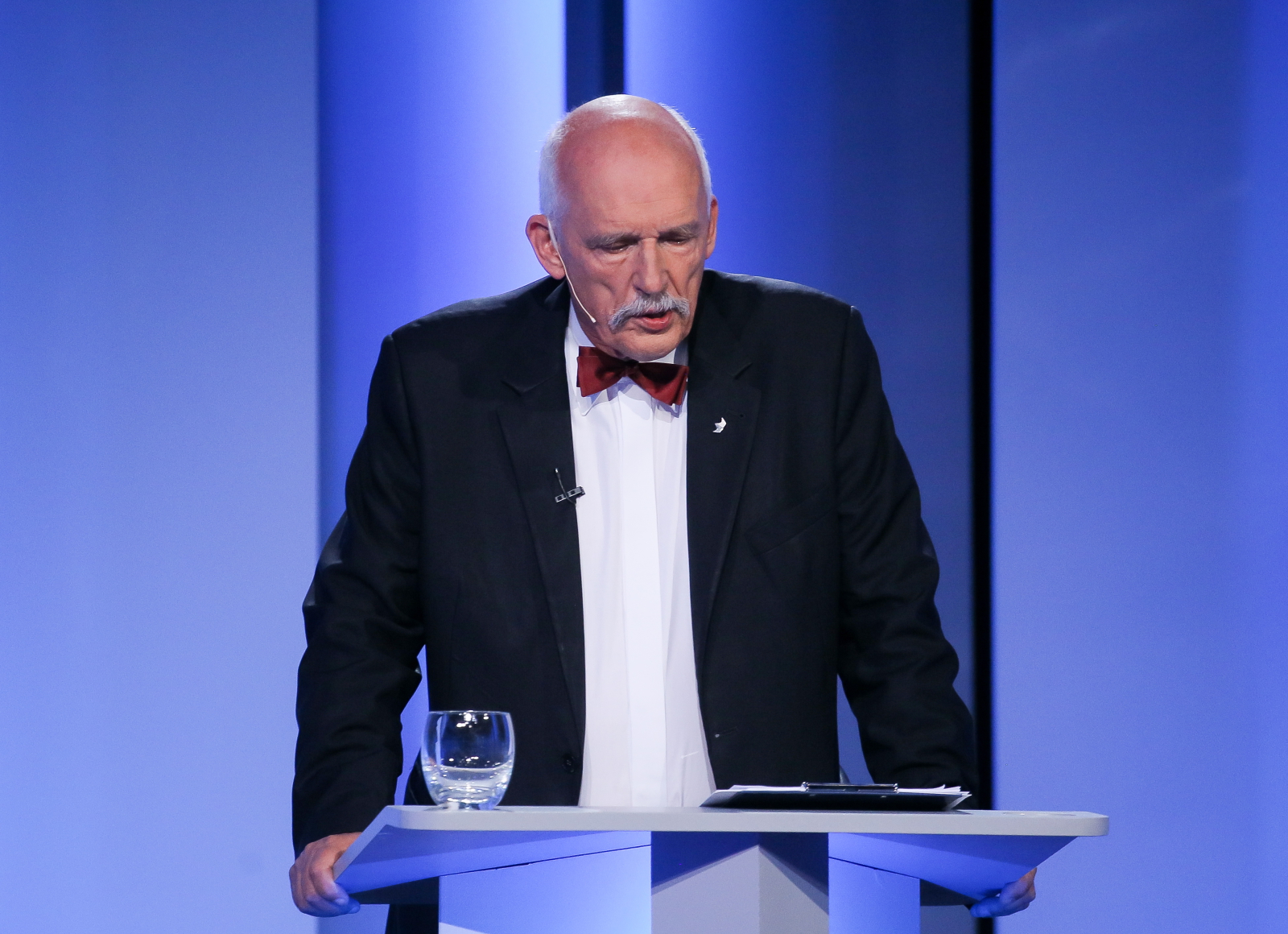 Janusz Korwin-Mikke w czasie debaty w TVP
