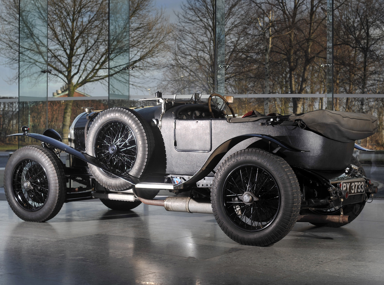 Nazwa supersports nie wzięła się z sufitu bowiem to hołd sportowemu bentleyowi z 1925 roku. Orginalny supersports z tamtych czasów był odchudzoną, ostrzejszą wersją modelu speed