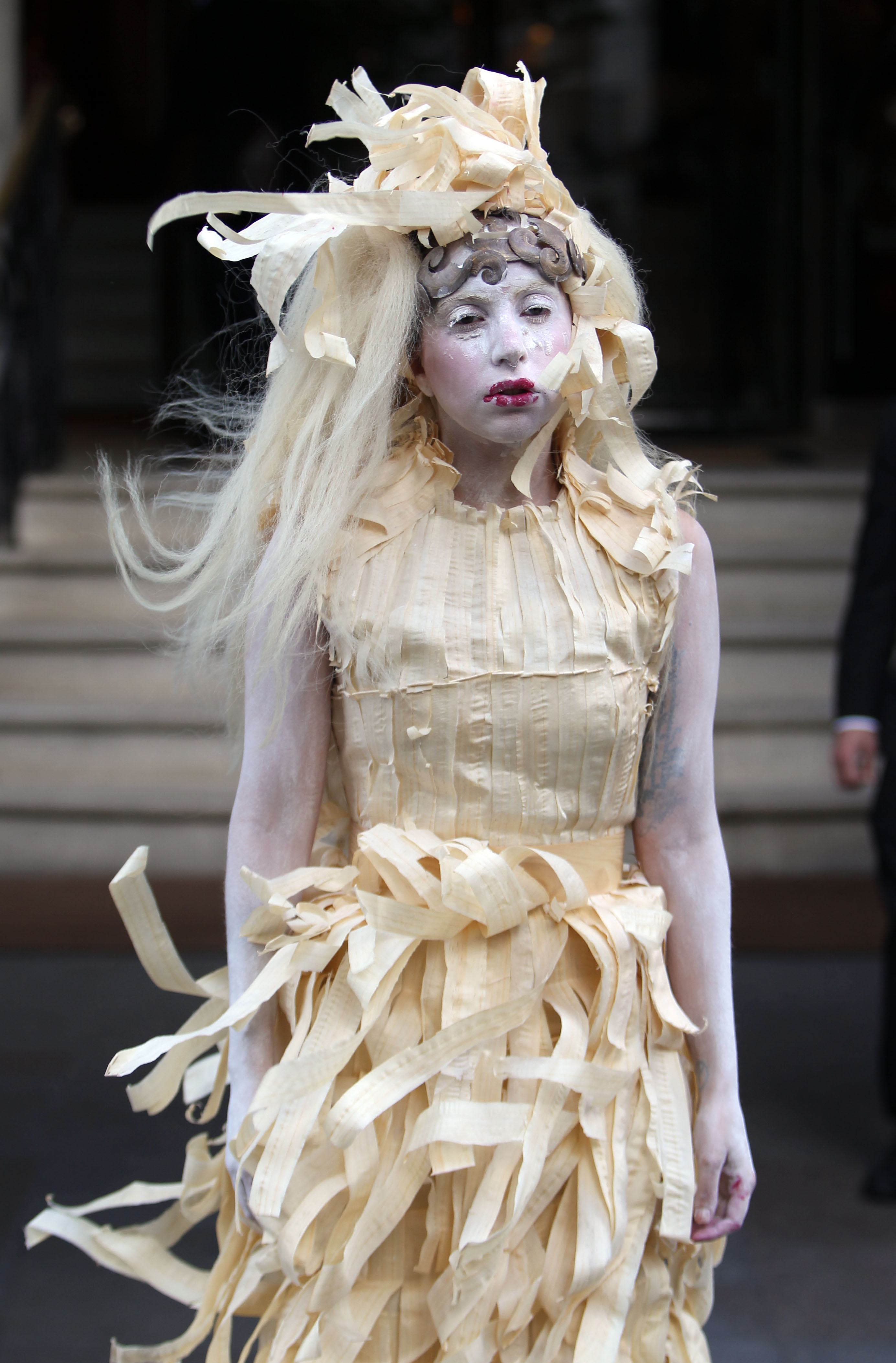 Lady GaGa przed swoim hotelem w Londynie – 28 października 2013