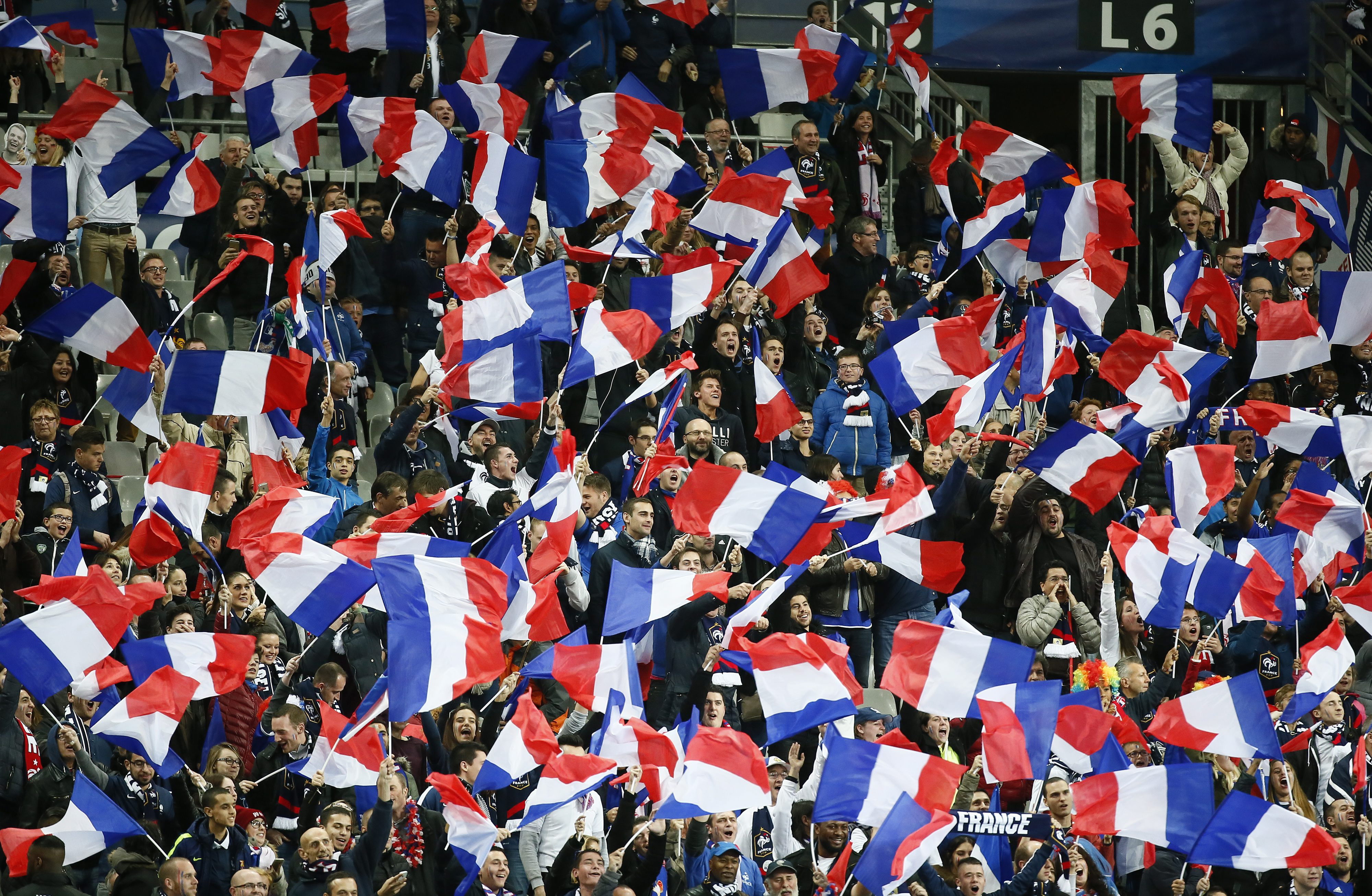 Zamachy terrorystyczne w Paryżu. Kibice bali się opuszczać Stade de France