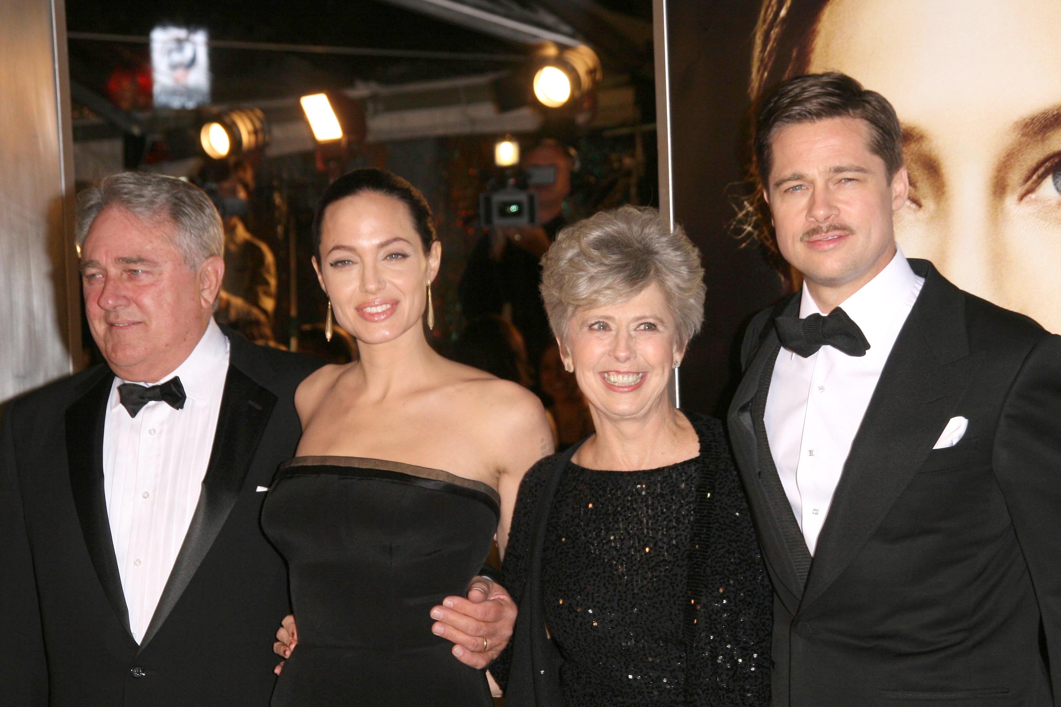 Angelina Jolie i Brad Pitt wraz z jego rodzicami