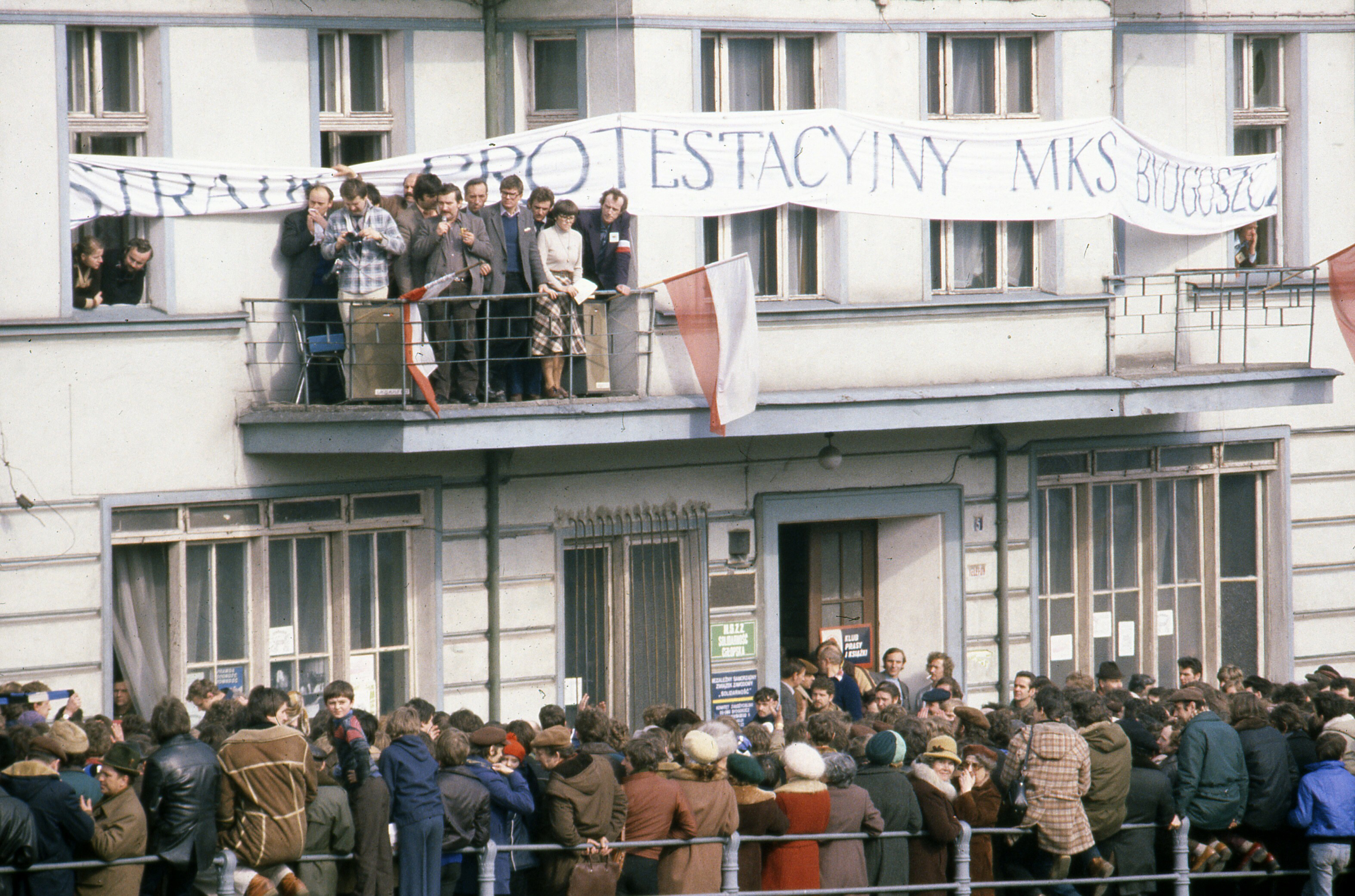 Lech Wałęsa przemawia do demonstrantów, Bydgoszcz, 22 marca 1981 r.