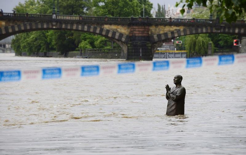 czechy powódź praga posąg