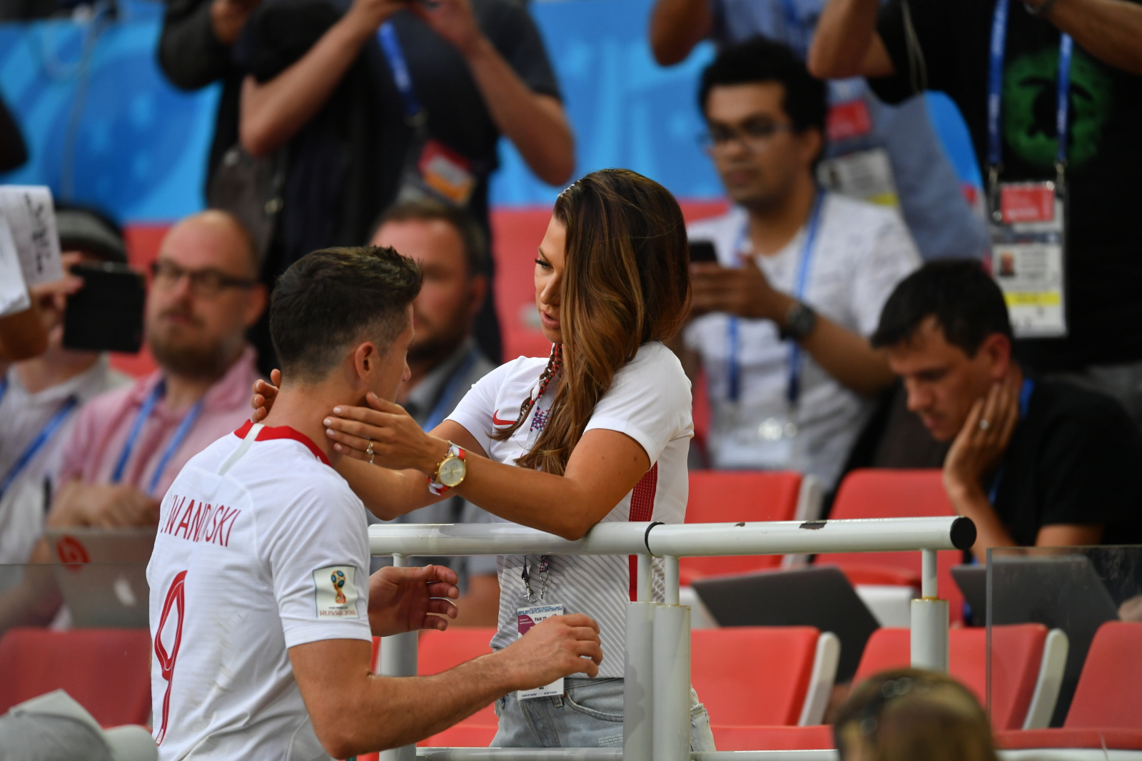 Kapitan reprezentacji Polski Robert Lewandowski (L) z żoną Anną (P) po meczu z Senegalem