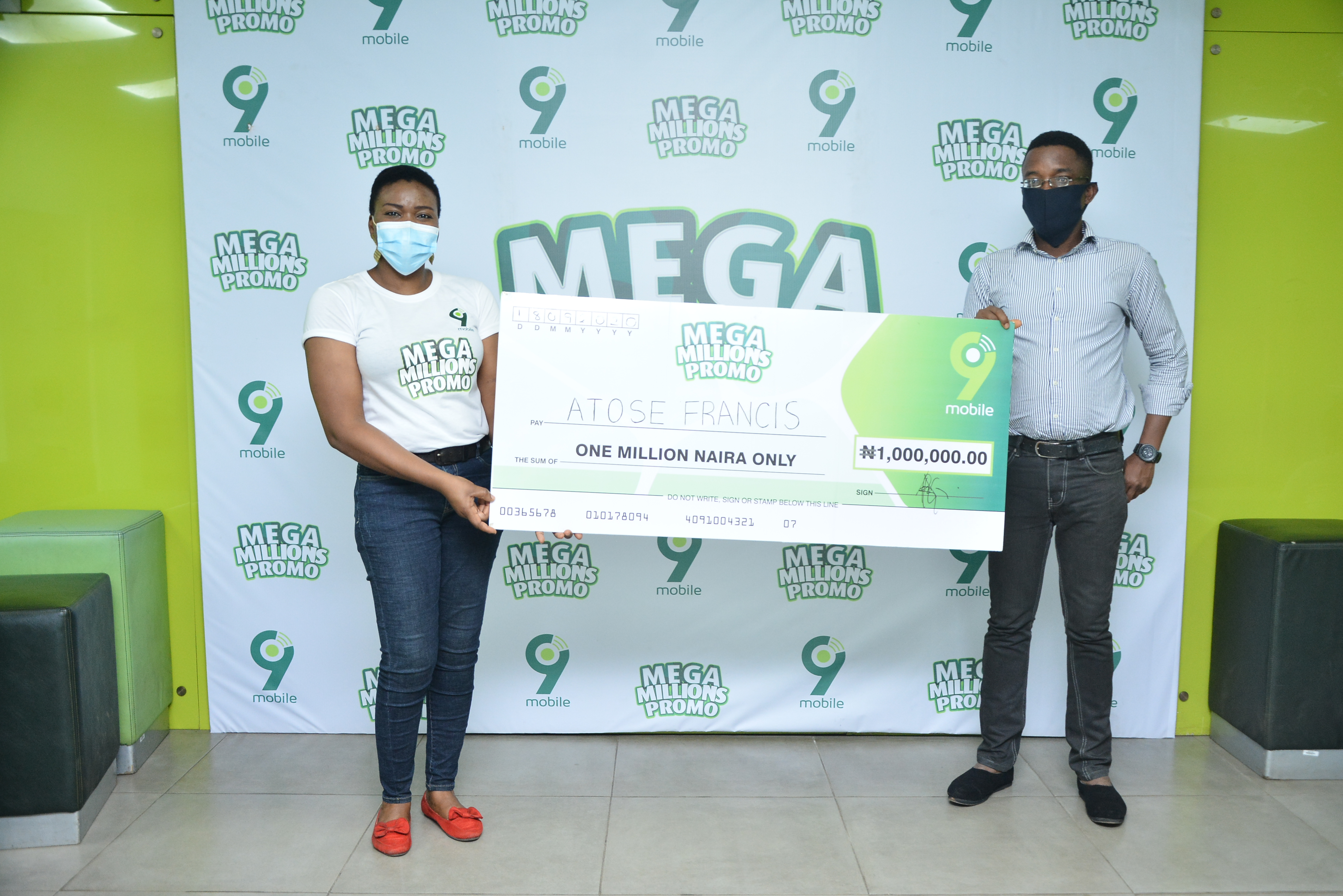 Oluwaseun Selowo, 9mobile Retail Advisor and Atose Francis, N1million winner at the ongoing 9mobile Mega Millions Promo prize presentation in Ibadan.