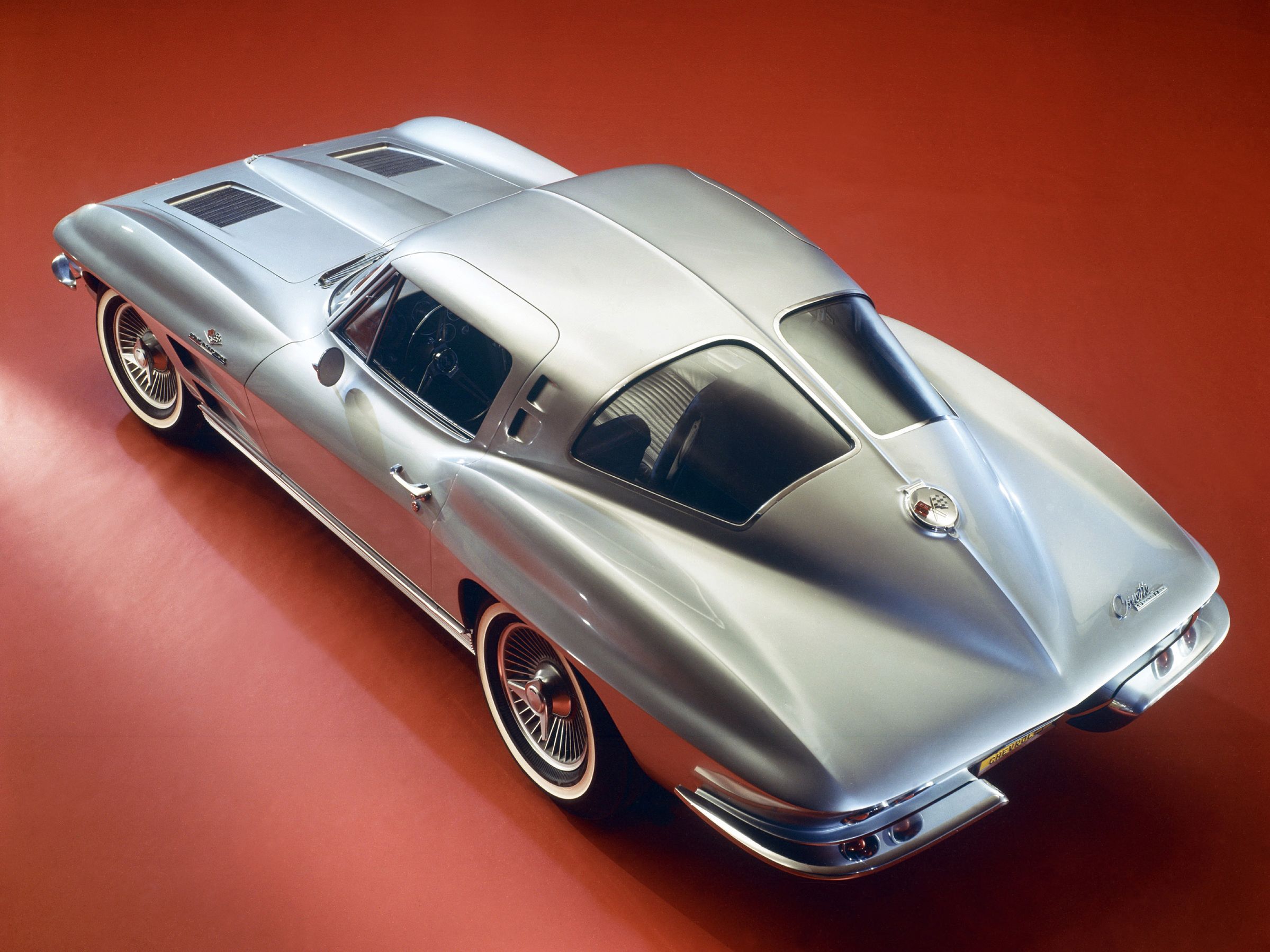 Kolejna generacja wzbogaciła się również o charakterystyczny element nadwozia, jakim była dzielona tylna szyba w stylu modeli coupe. Chevrolet corvette z 1963 roku często uznawany jest za jedno z najpiękniejszych aut w historii motoryzacji. Charakterystyczne elementy designu tego samochodu to między innymi wyraźna linia środkowa, potocznie zwana „kręgosłupem”, która biegnie od środkowej części nadwozia ku tyłowi, rozdzielając tylne okno, a także chowane przednie reflektory, które przez kolejne 41 lat stanowić miały jedną z wizytówek modelu.