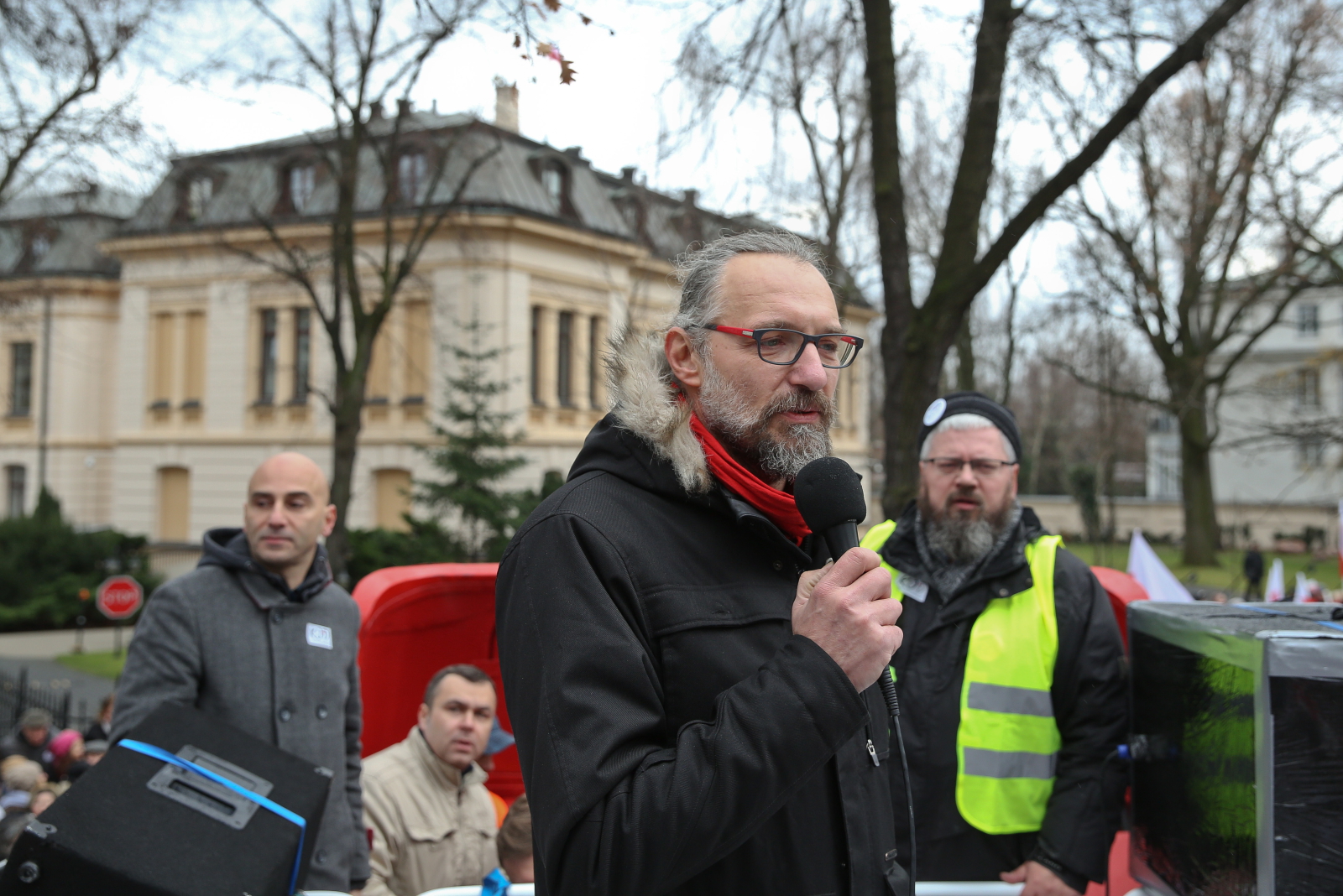 Założyciel KOD Mateusz Kijowski mówił, że większość nie może narzucać innym sposobu życia i myślenia. Jak dodał, manifestanci przyszli, bo nie podoba im się to co dzieje się w Polsce. Chcą wyrazić obywatelski sprzeciw i pokazać politykom, że choć szanują wynik wyborów, domagają się od nich przestrzegania prawa.