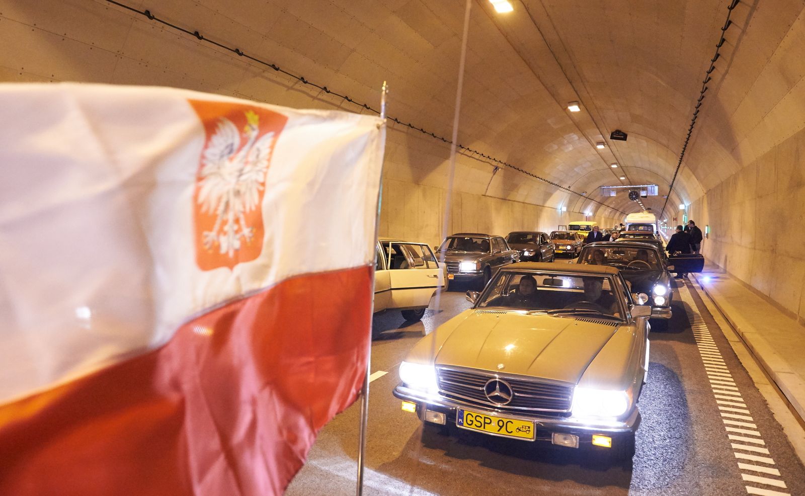 Kaczmarek poinformowała, że zgodnie z wymogami technicznymi i przepisami bezpieczeństwa obowiązującymi dla tego typu budowli, tunel co tydzień będzie gruntownie sprzątany, a wszystkie urządzenia poddawane konserwacji. W związku z tym, co tydzień w nocy z soboty na niedzielę, w godzinach od 22 do 6 przeprawa będzie zamykana. W tym czasie ruch odbywać się będzie tak jak przed otwarciem tunelu, a ograniczenie tonażowe dla ciężarówek nie będzie obowiązywać na wybranych trasach (al. Armii Krajowej i ul. Elbląska).