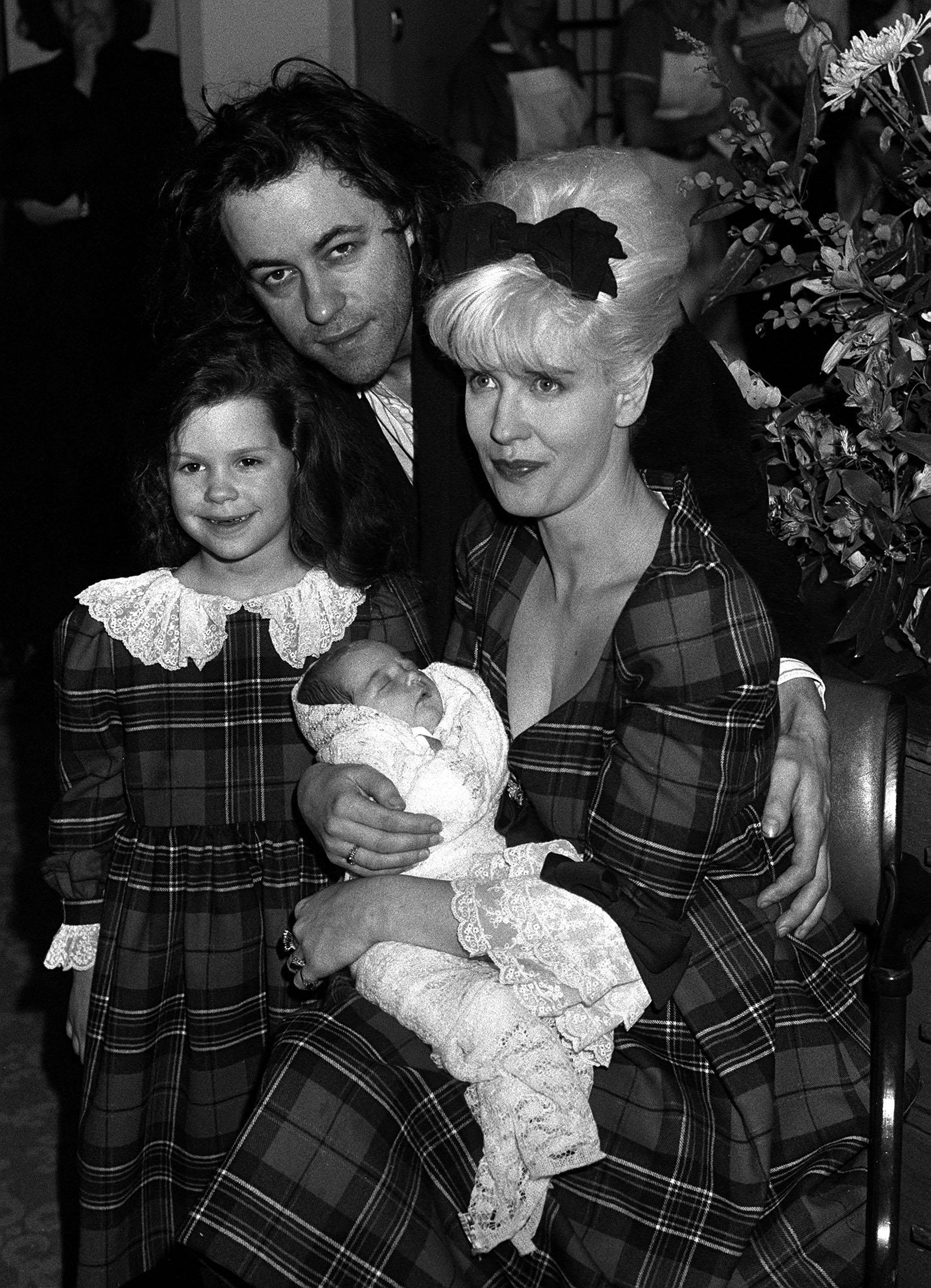 Bob Geldof i Paula Yates z córkami Fifi Trixiebelle i Peaches – 16 marca 1989 roku