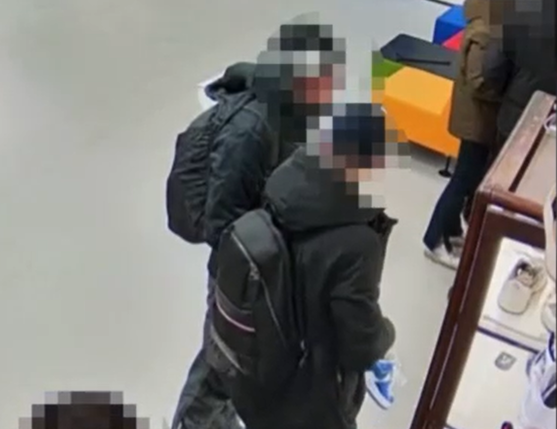 Egy lett férfi nyúlhatta le a 4,5 milliós cipőt Budapesten, elfogták – Társát még keresik – videó