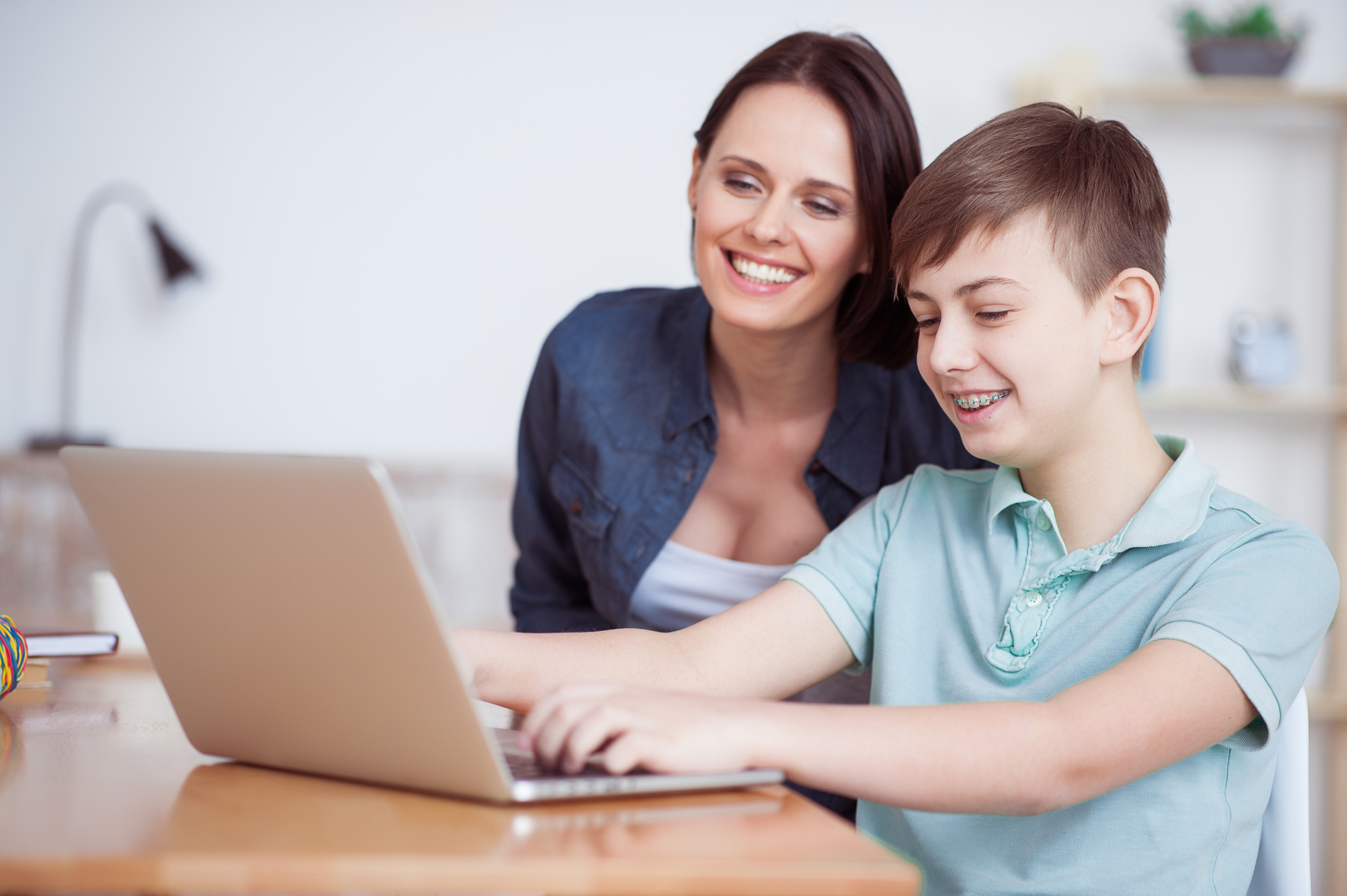 A jó szülő-gyerek kapcsolat segít az internet veszélyeinek kivédésében -  Blikk