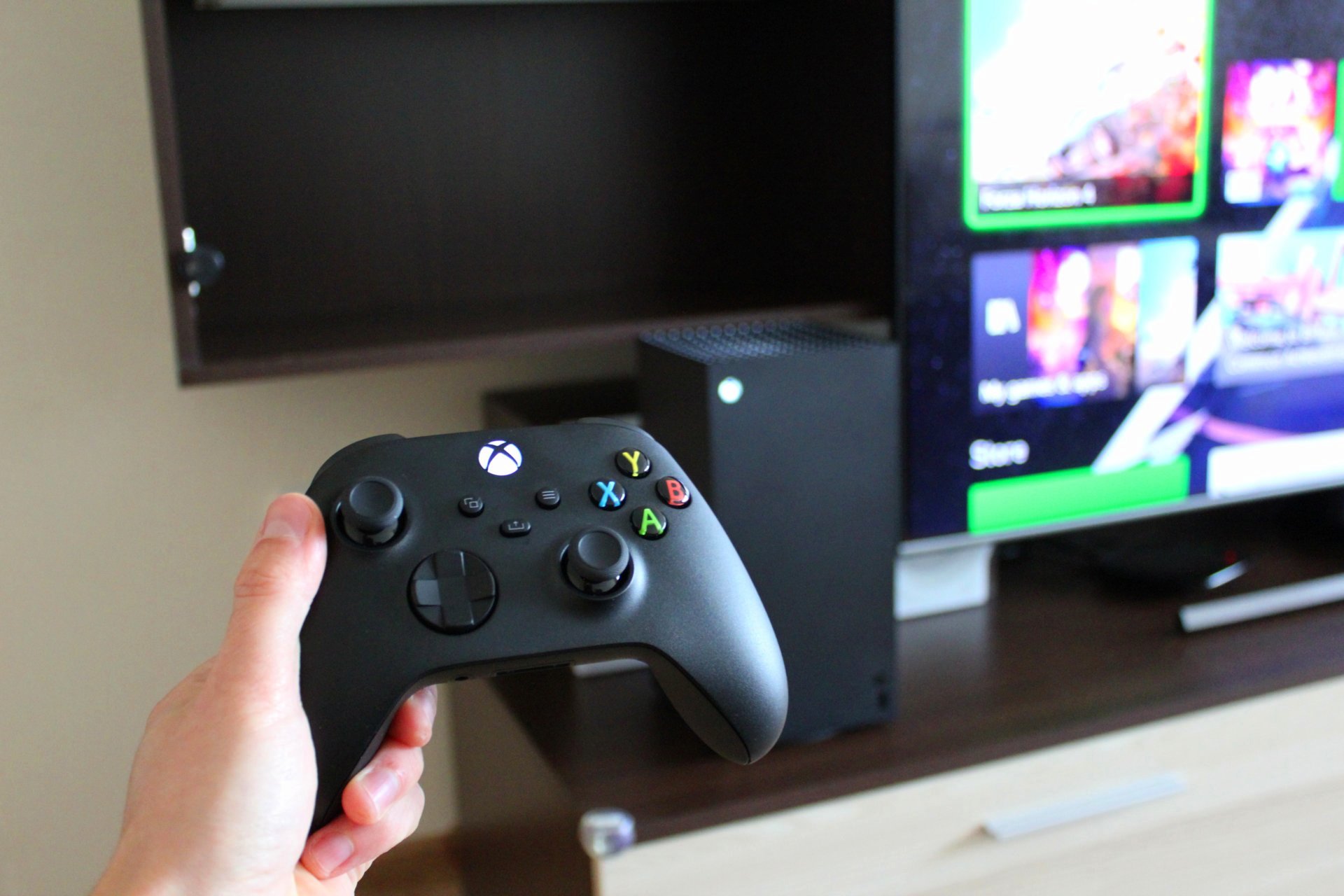 Xbox Series X láka na účelný dizajn, možnosť okamžitého prepínania medzi hrami a Game Pass.