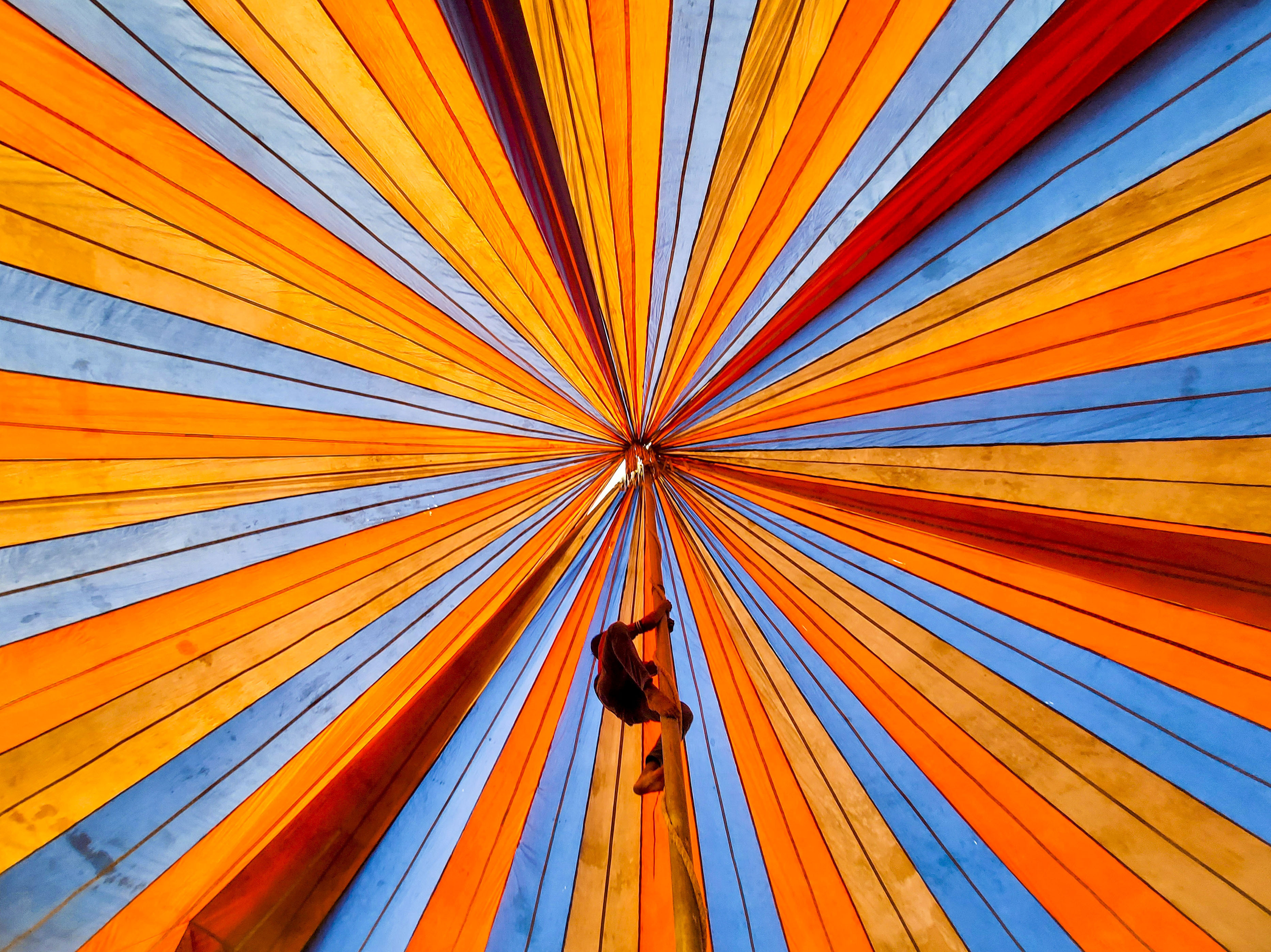 Sokkoló cirkuszi baleset: előadás közben zuhant le a magasból egy artista - videó