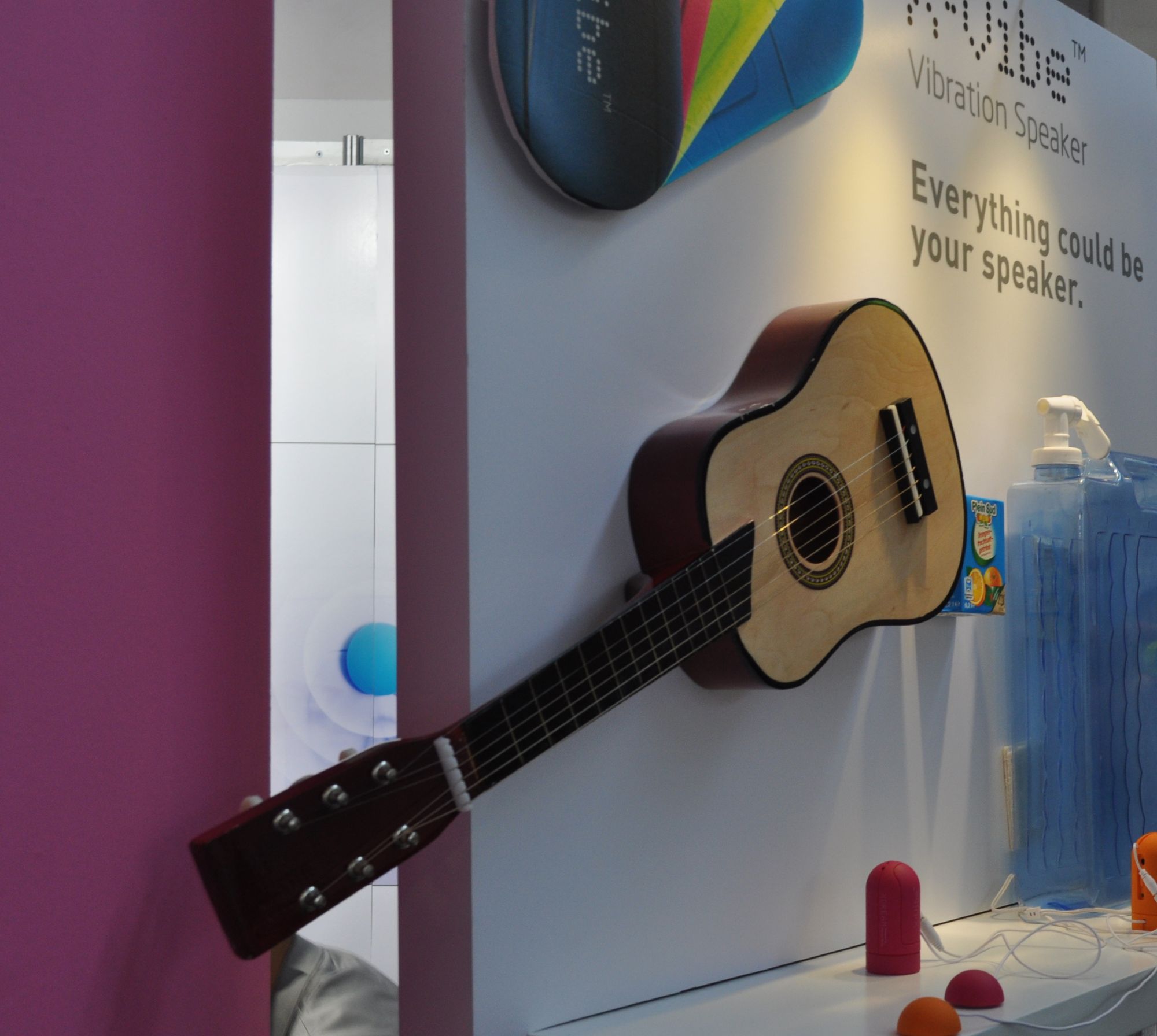 Nawet plastikowa gitara może stać się głośnikiem