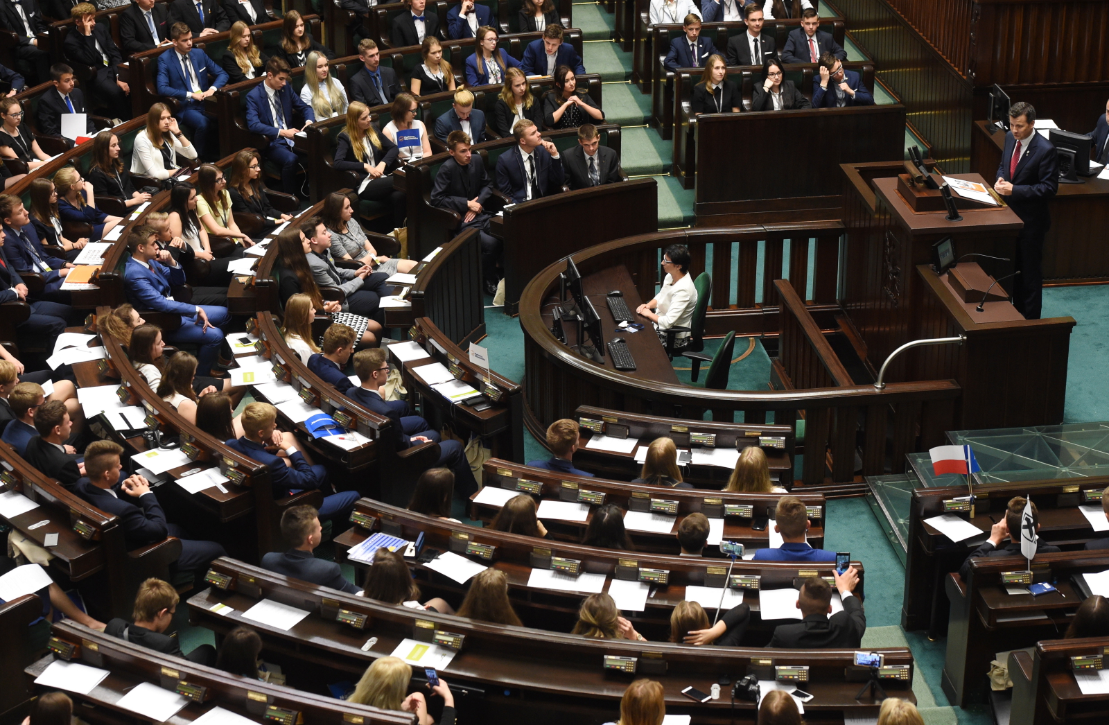 Rzecznik Praw Dziecka przypomniał uczniom, że tak, jak ważna jest przeszłość, ważna jest też przyszłość. -<em> Rozważaliście w ramach swojej pracy to, co się dzieje dookoła was. Wzmacnialiście to wasze obywatelstwo w małych ojczyznach. Super, to bardzo ważne, żeby pokochać wielką ojczyznę, trzeba zatroszczyć się także o najbliższe otoczenie, o małą ojczyznę, to są korzenie. Trzeba je podlewać, ale ważne są też skrzydła</em> - powiedział Michalak. <br><br> -<em> Musicie patrzeć też w przyszłość. Przeszłości już się nie da zmienić, ale przyszłość i teraźniejszość możecie. To jest wielkie wyzwanie. Wyzwanie, które musicie podejmować. (...) Do tego was bardzo, bardzo zachęcam</em> - podkreślił. <br><br> Przypomniał uczniom, że mają prawo wyrażać swoje zdanie zawsze i wszędzie tam, gdzie to ich dotyczy. -<em> Macie prawo przekazać treść, ale ważna jest forma</em> - podkreślił. Zaapelował, by zawsze wysłuchiwali innych osób i ich argumentów, by odnosili się do nich z szacunkiem.