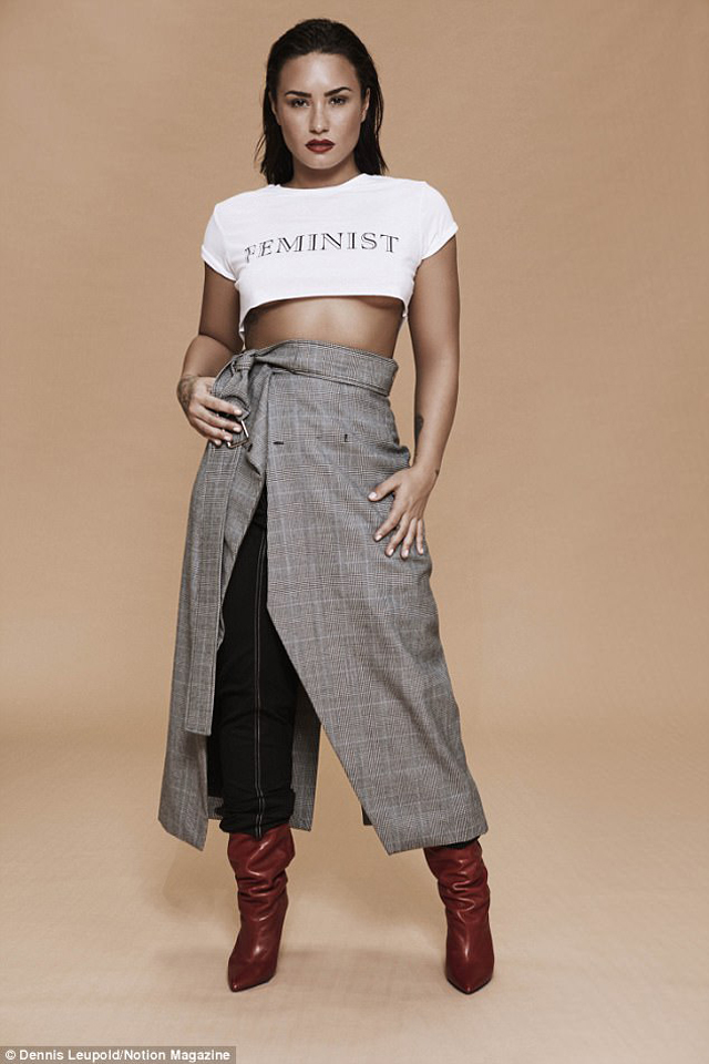 Demi Lovato feminista pólóban mutogatja a melleit - Glamour