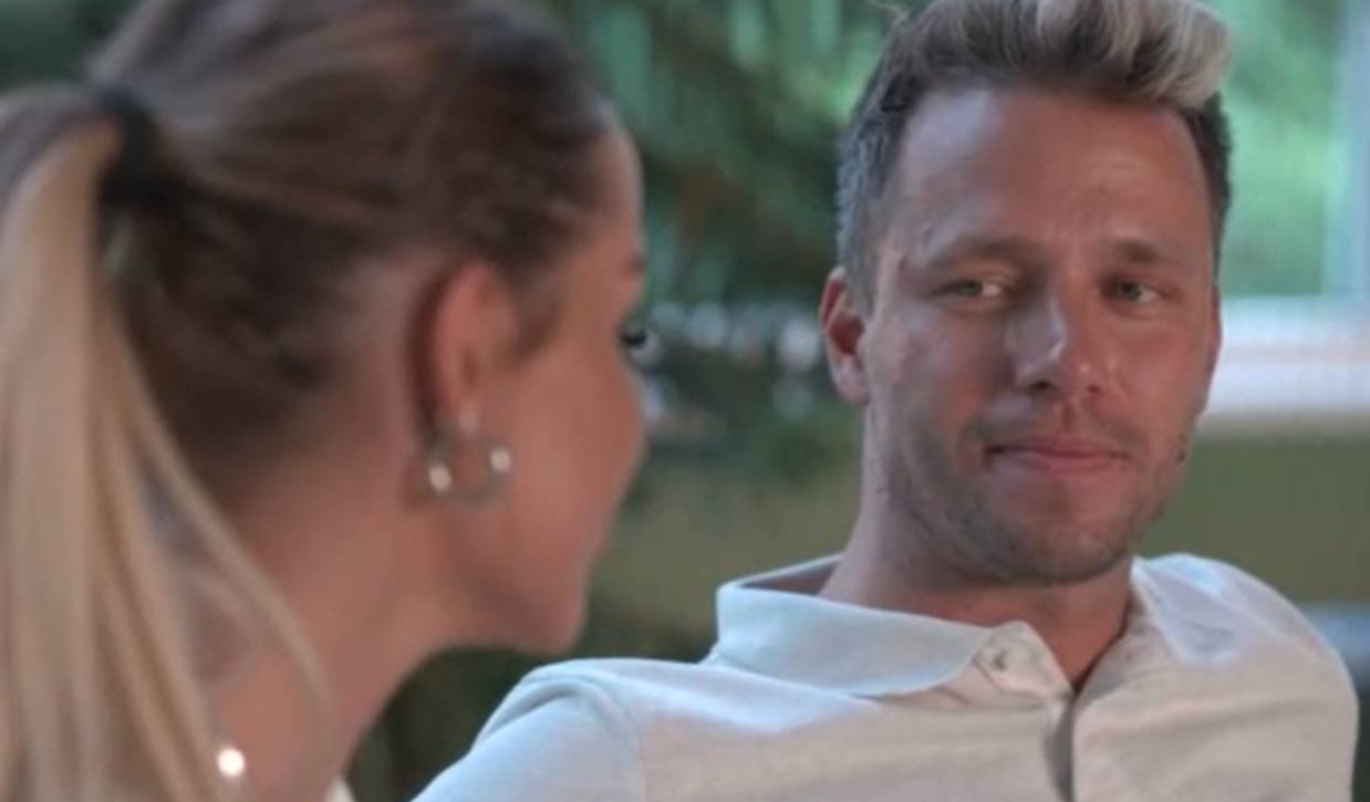 Elcsattant a Celebrandi első csókja - videó