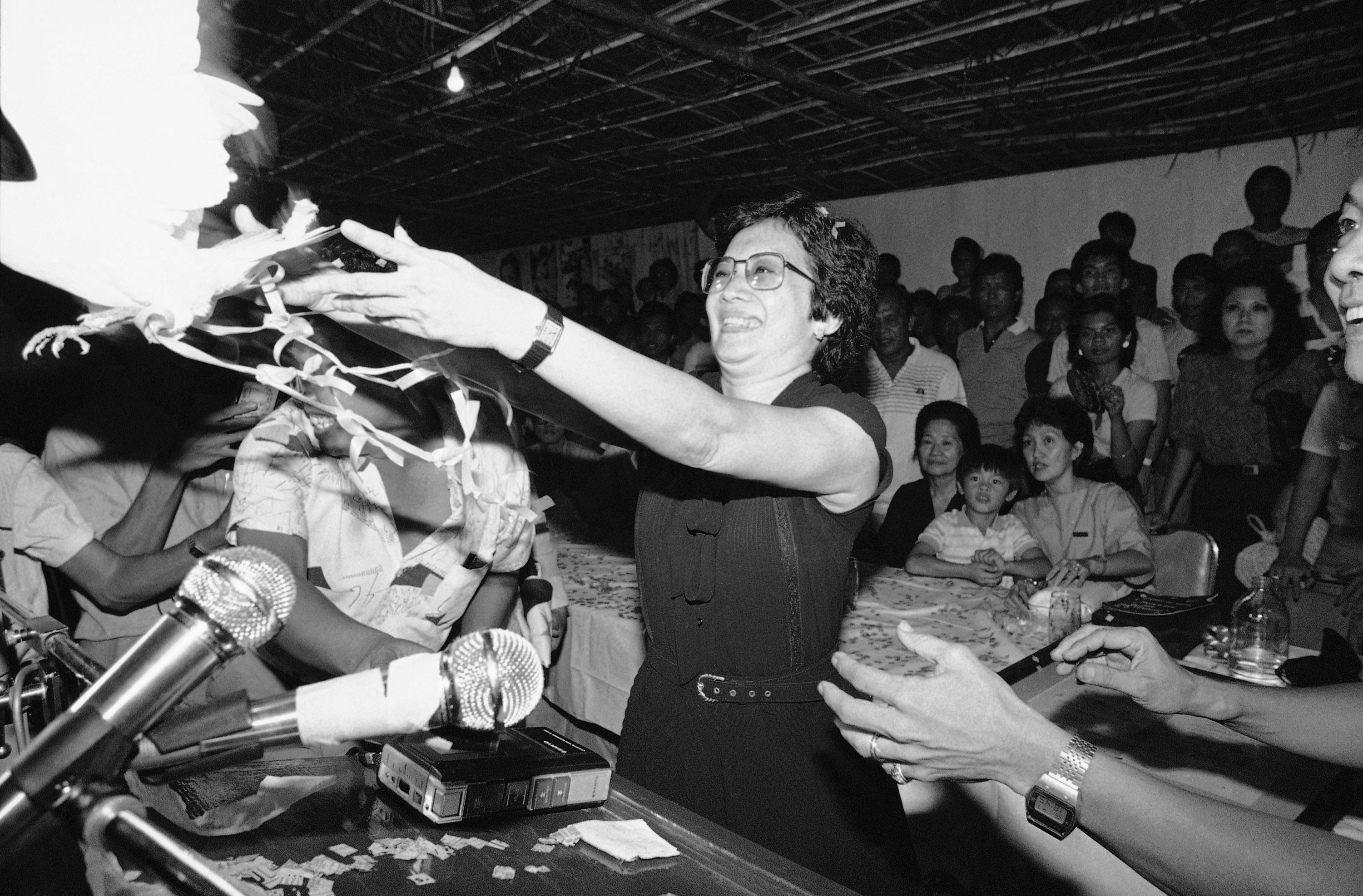 Pokojowi Nobliści bez Nobla - Corazon Aquino