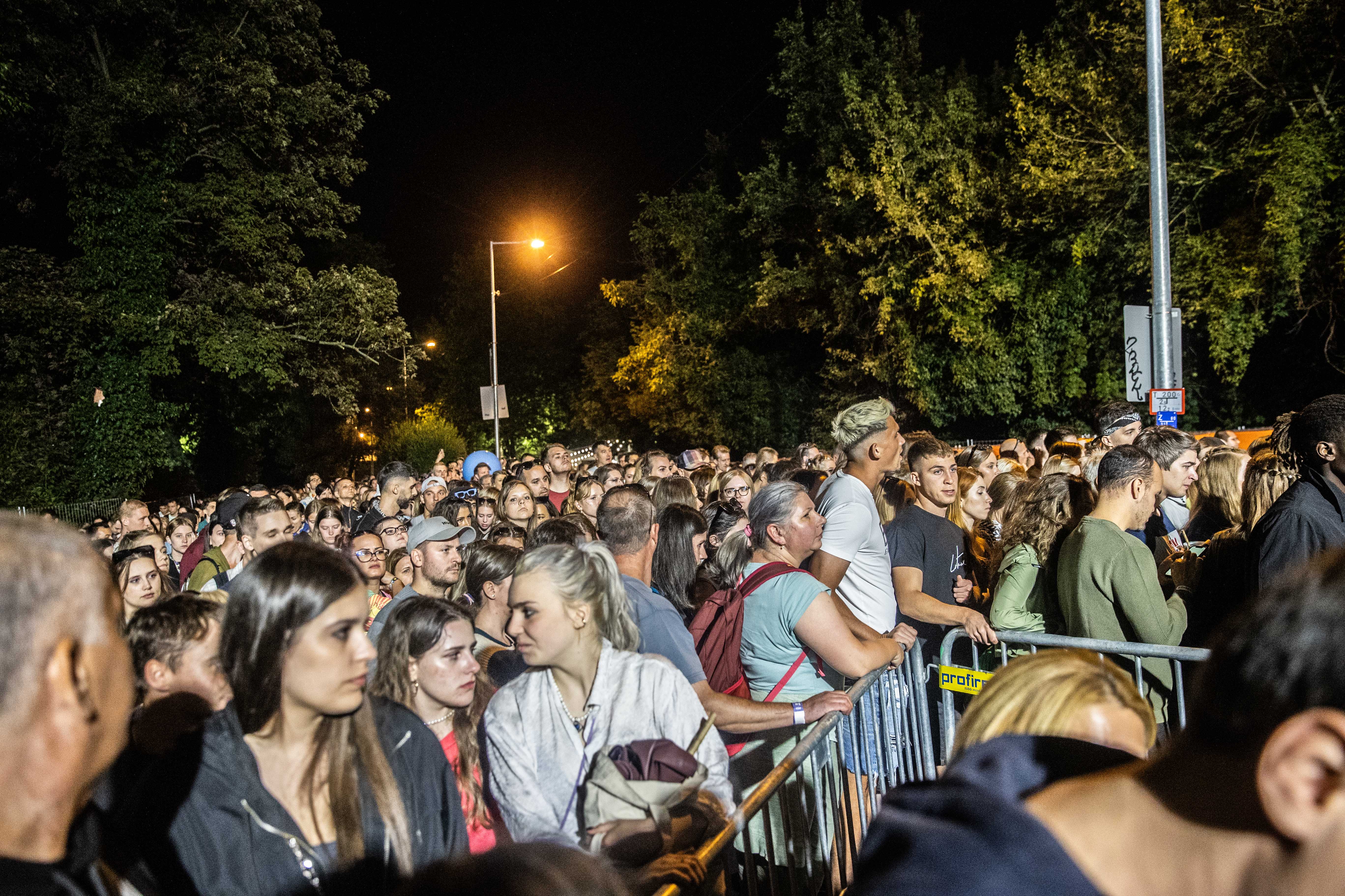 Óriási tömeg torlódott fel péntek este a K-hídon: egy órába is telhetett kijutni a Szigetről