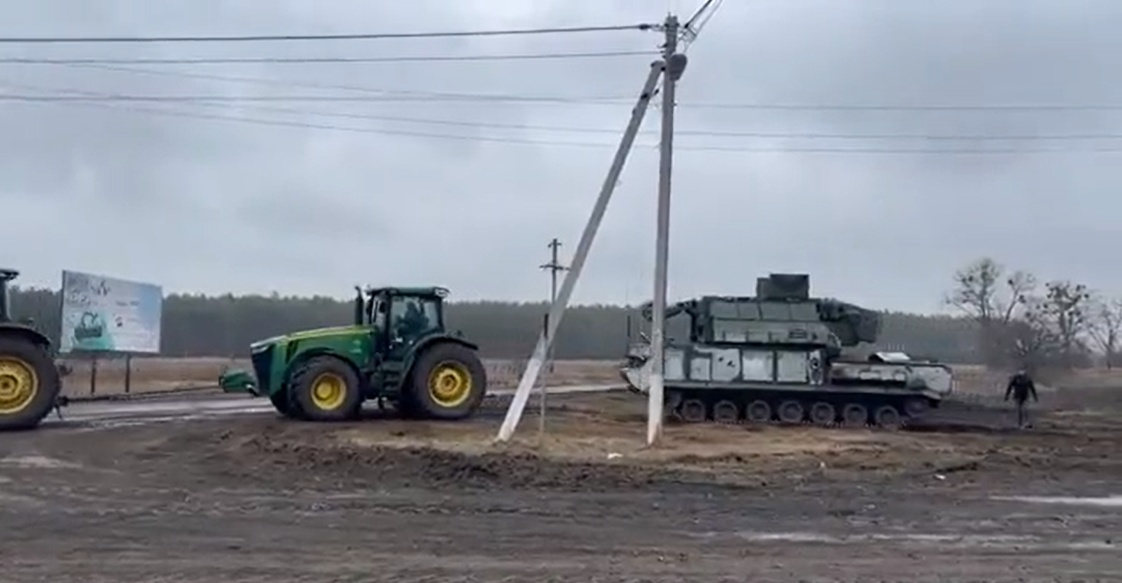 Holowanie czołgów traktorami. Od kilku dni ukraińska specjalność