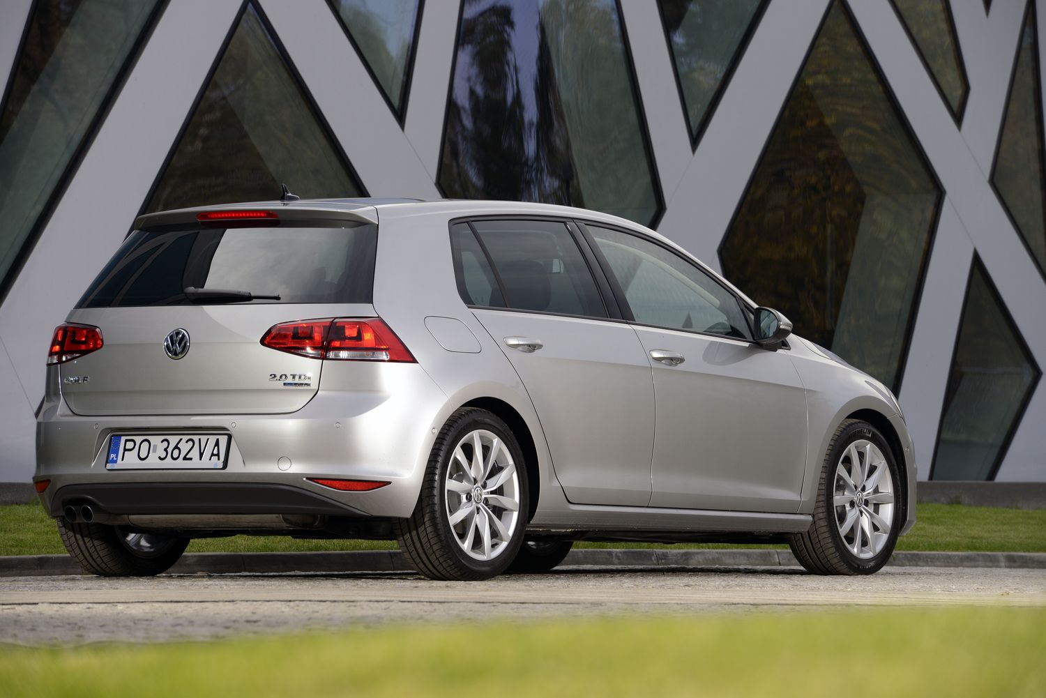 Każdy golf siódmej generacji wyposażony jest między innymi w siedem poduszek powietrznych i Electronic Stability Control (ESC). Dodatkowe elementy wyposażenia seryjnego golfa trendline, których nie było w poprzedniej wersji, to między innymi system radiowy z 5-calowym ekranem dotykowym TFT, króciec wlewu paliwa z zabezpieczeniem przed zatankowaniem niewłaściwego paliwa (dla samochodów z silnikiem wysokoprężnym), podwójna podłoga bagażnika, ECO-HMI (informacje i wskazówki komputera pokładowego dotyczące zużycia paliwa), hamulec wielokolizyjny, elektroniczny hamulec postojowy z funkcją Auto Hold, poprzeczna blokada mechanizmu różnicowego XDS, wskaźnik ciśnienia w oponach, tryb rekuperacji i system Start-Stop. Klimatyzacja jest montowana seryjnie...