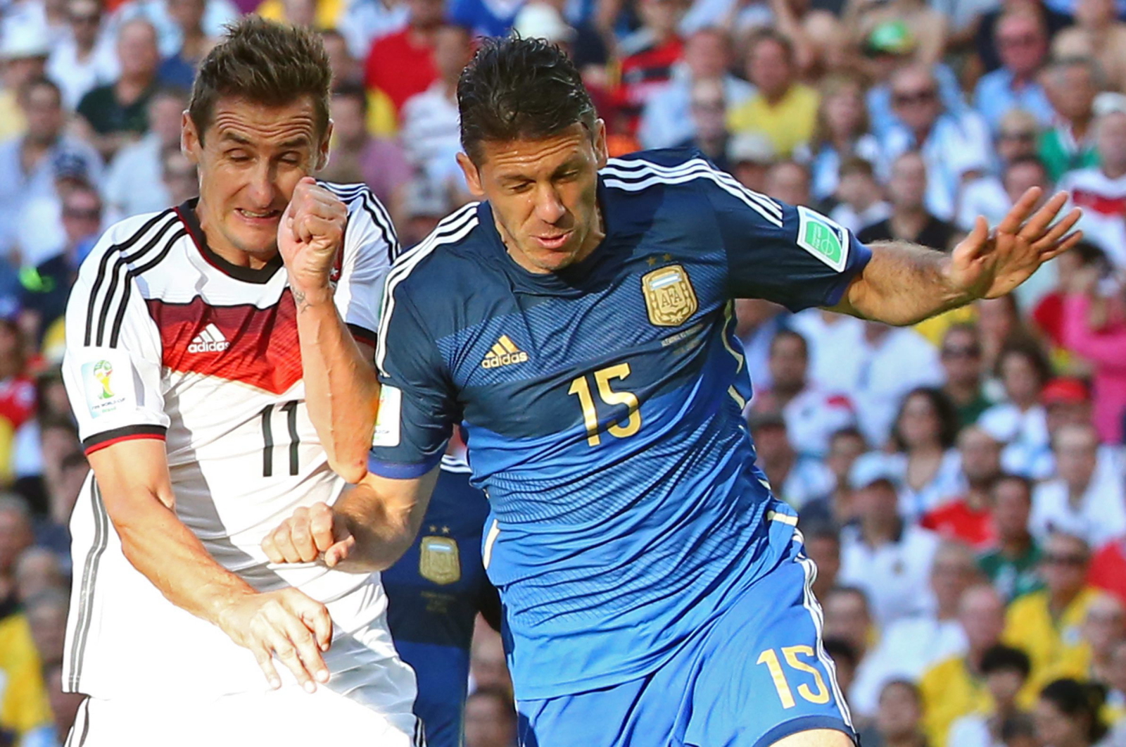 Miroslav Klose i Martin Demichelis w czasie meczu Niemcy - Argentyna w finale mindialu 2014