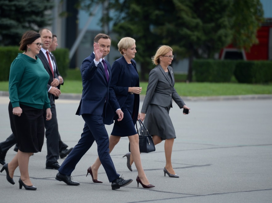 Tuż przed wylotem do Niemiec - jeszcze w Polsce - prezydent skupiał się raczej na zaspokojeniu potrzeb fotoreporterów, niż na małżonce, ale...