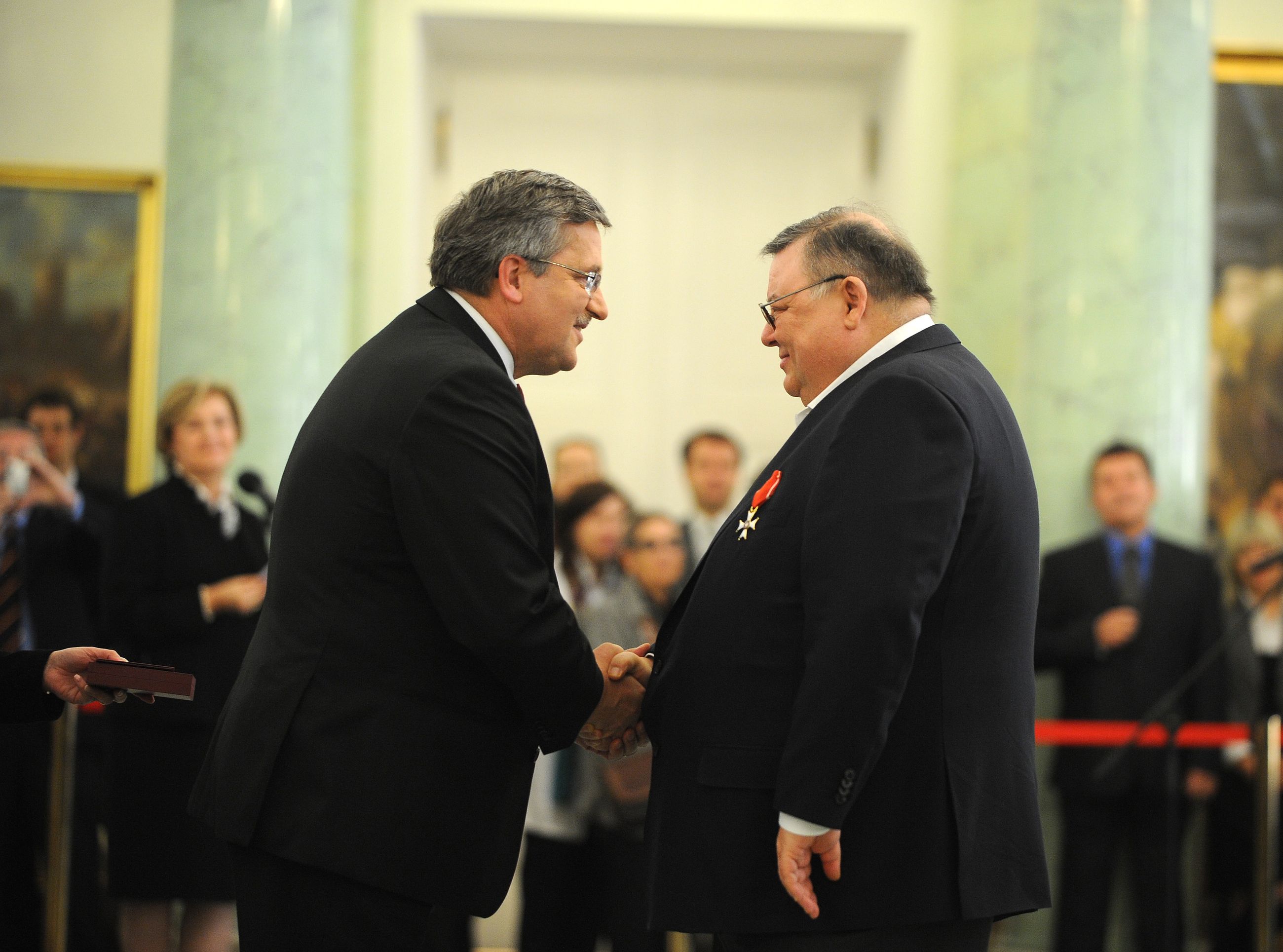 Prezydent Bronisław Komorowski (L) odznacza dziennikarza Wojciecha Manna (P) Krzyżem Kawalerskim Orderu Odrodzenia Polski
