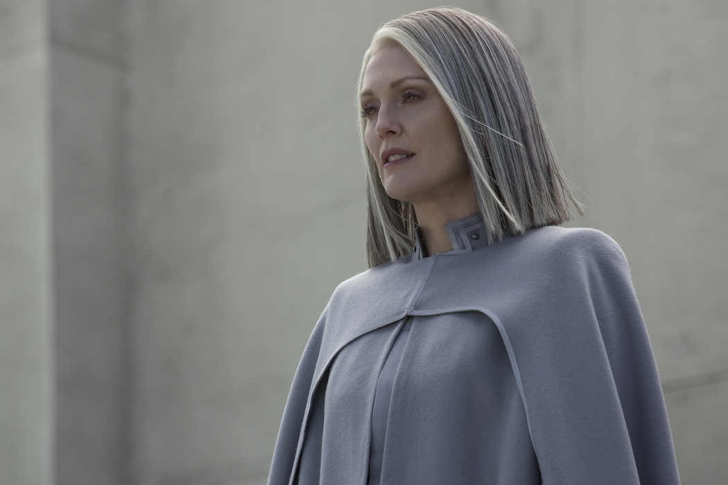 Katniss Everdeen (Jennifer Lawerence) dawno przestała być buntowniczką z 12. dystryktu, która postawiła się systemowi. Jest symbolem rewolucji, bezpardonowo wykorzystywanym w propagandzie przez samozwańczą prezydent Coin (Julianne Moore).