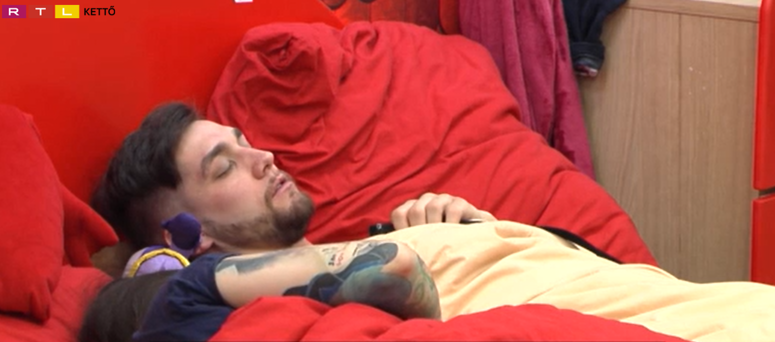 Megint forró volt a hangulat a Való Világ villájában: VV Melina teljesen felizgatta VV Barnát – videó