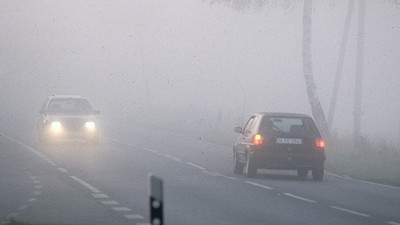 Pojawiły się pierwsze jesienne mgły - jak prawidłowo używać świateł w samochodzie?