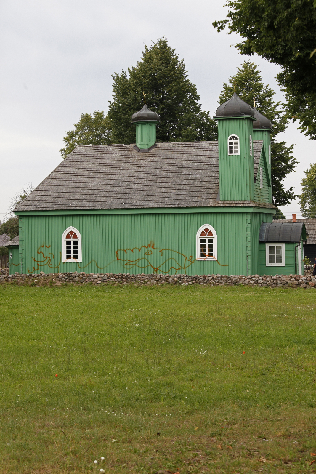 Zdewastowana ściana meczetu w Kruszynianach