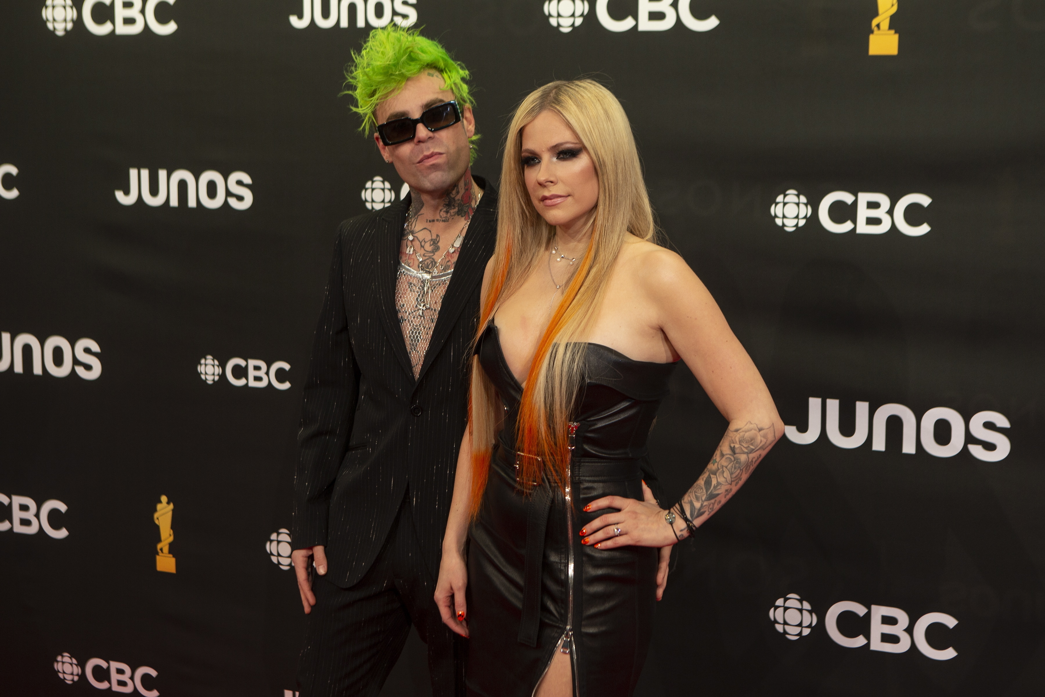 Avril Lavigne egy ismert férfival csalta meg vőlegényét? Árulkodó fotók buktatták le az énekesnőt