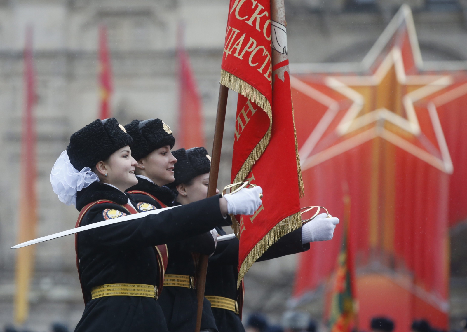 Czerwone gwiazdy i inne komunistyczne symbole, sztandary historycznych jednostek wojskowych i uroczysta defilada...