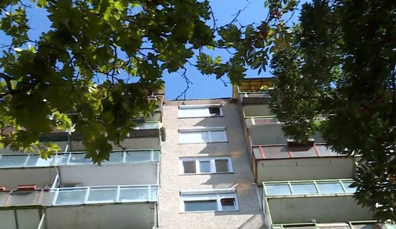 Szakításuk miatt felgyújtotta volt barátnője lakását, majd megpróbált kiugrani a tizedikről egy férfi Újpalotán – videó