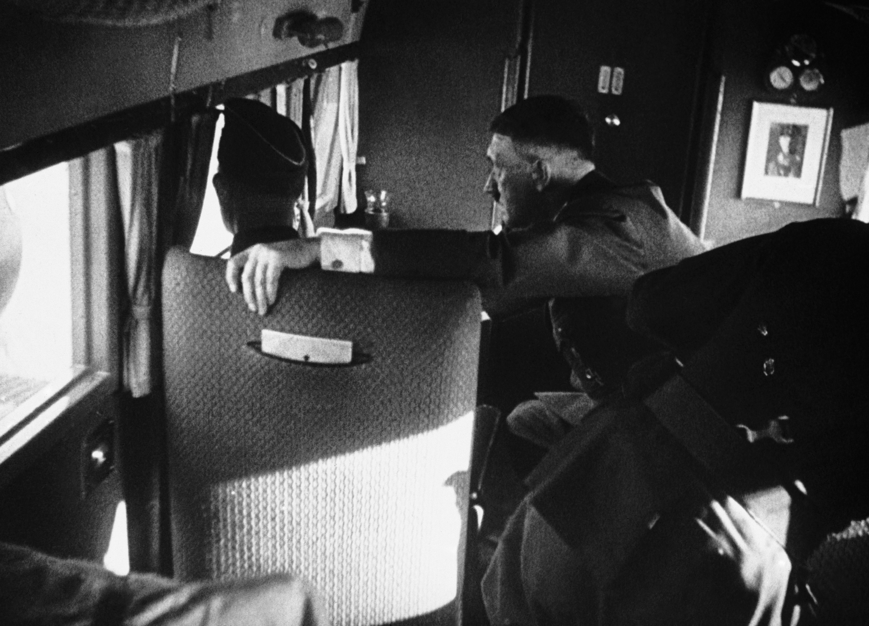 Zdjęcie wykonane 26 września 1939 roku. Adolf Hitler przez okno swego samolotu spogląda na pole bitwy we wciąż walczącej Polsce