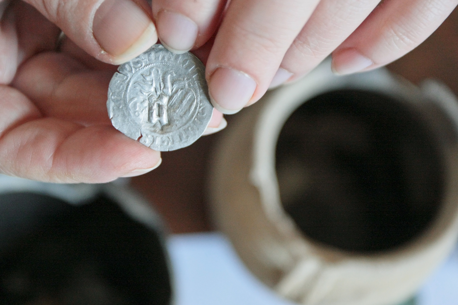 Trudno ocenić, kto ukrył garnki ze srebrnymi monetami i kiedy dokładnie się to stało. Monety archeolodzy datują na XVI i XVII wiek. Najmłodsza spośród dotąd oczyszczonych została wybita w 1612 roku, najstarsza - w 1516 roku...