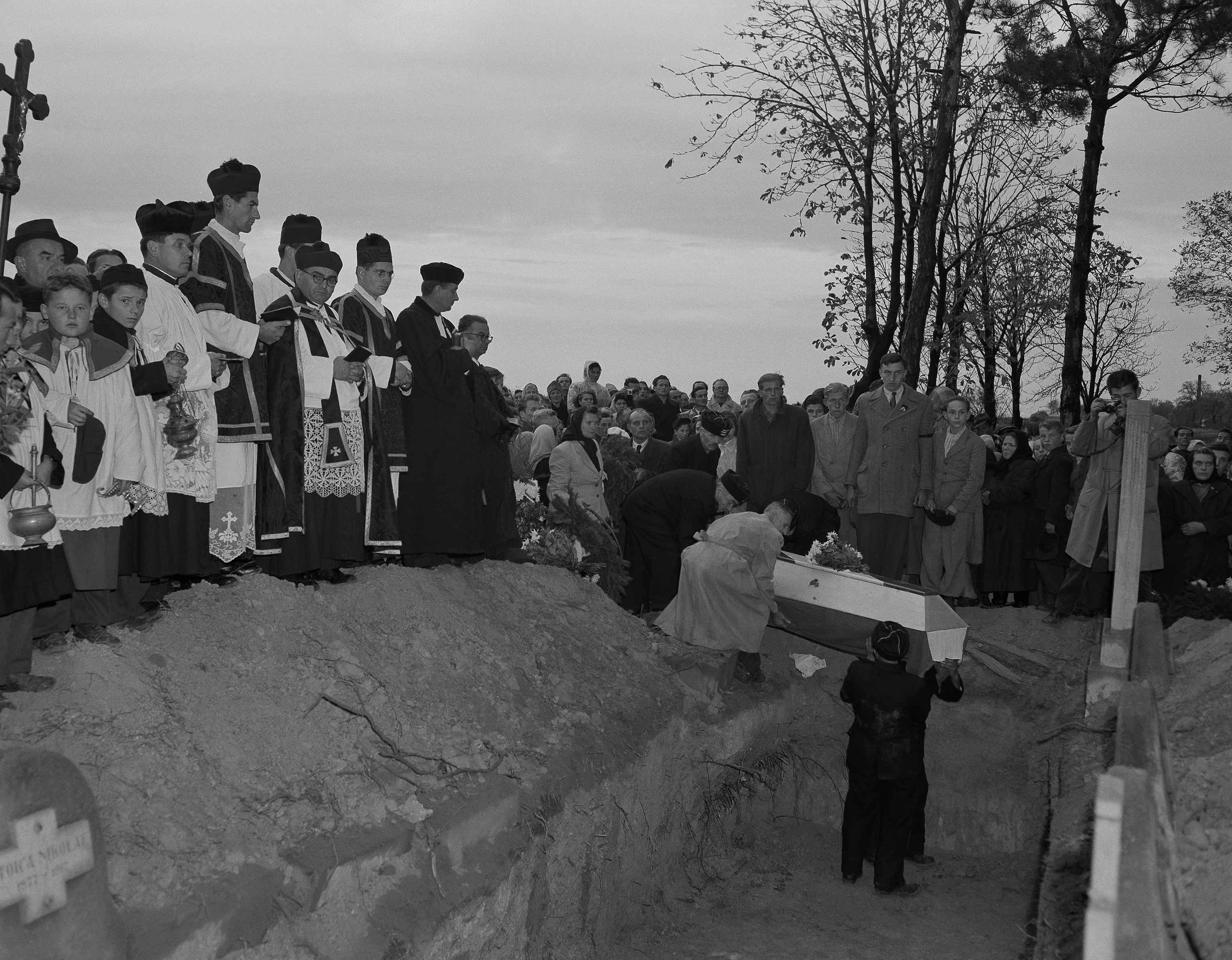 Walki toczyły się także w innych miejscowościach Węgier. Na zdjęciu pogrzeb ofiar masakry w miejscowości Magyarovar